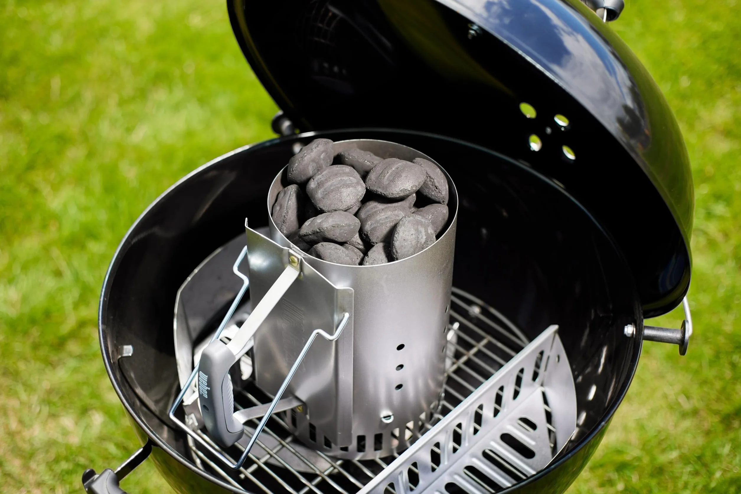 Weber Brykiet do Grilla z Skorupek Kokosowych (2kg Worek), Wydajny, do Długiego i Stabilnego Żaru, Idealny do Długiego Grillowania Mięsa, 100% Naturalny (18450)