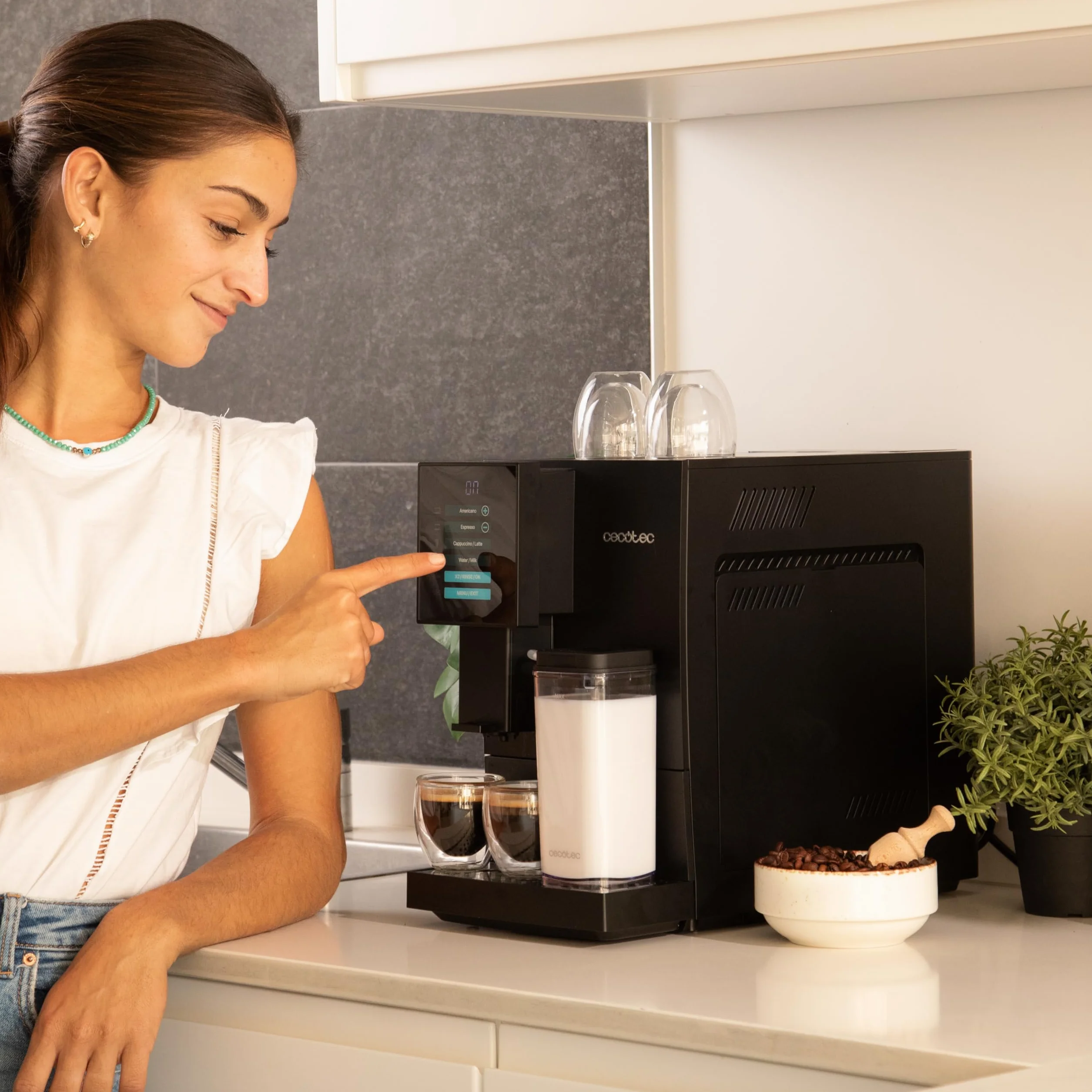Cecotec Superautomatyczny ekspres do kawy Cremmaet Compactccino Black, 19 bar, system Thermoblock, świeżo zmielone ziarna z Plug&Play, 150 g, zbiornik na wodę 1,1 l, 400 ml mleka