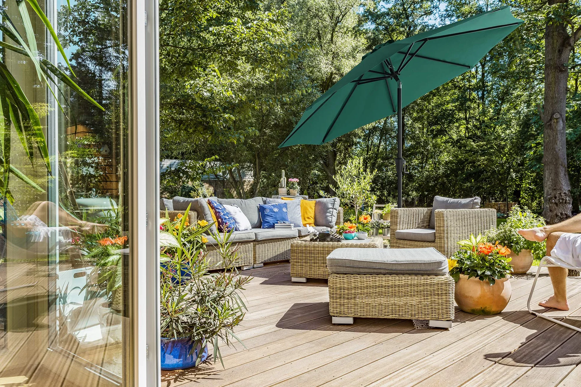 SONGMICS Parasol, Ø 300 cm, parasol ogrodowy, parasol rynkowy, ochrona UV do UPF 50+, parasol ogrodowy, ochrona przeciwsłoneczna, z korbką, bez stojaka, ogród, balkon, taras, ciemnozielony GPU30GN