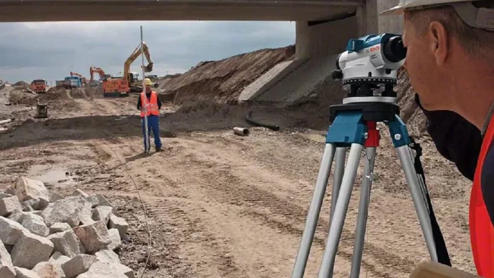 Bosch Professional Niwelator optyczny GOL 20 D (powiększenie 20x, jednostka miary: 360°, zasięg: do 60 m, łata miernicza GR 500, statyw budowlany BT 160, walizka)