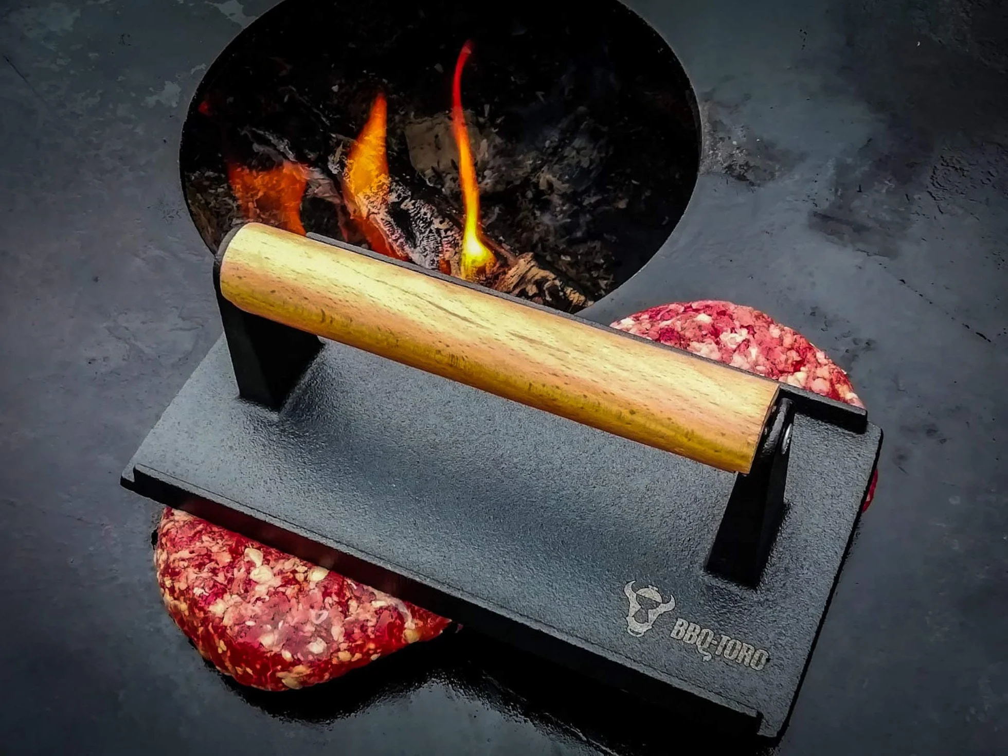BBQ-Toro Uciężacz do mięsa z żeliwa odlewowego | 1 kg ciężar do grilla z drewnianym uchwytem | Prasa do hamburgerów, prasa do mięsa, prasa do steków, Burger Smasher z żeliwa odlewowego | Wagi do