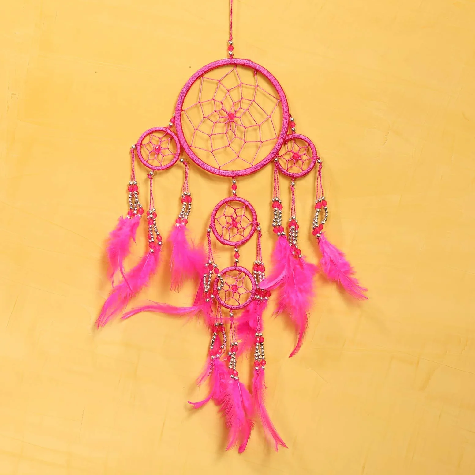 Mały, ręcznie robiony łapacz snów w stylu boho od Pink Pineapple: etyczny wiszący łapacz snów z srebro koralikami i tradycyjnym szydełkowym wzorem - 12 cm szerokości, 35 cm długości (fuksja)