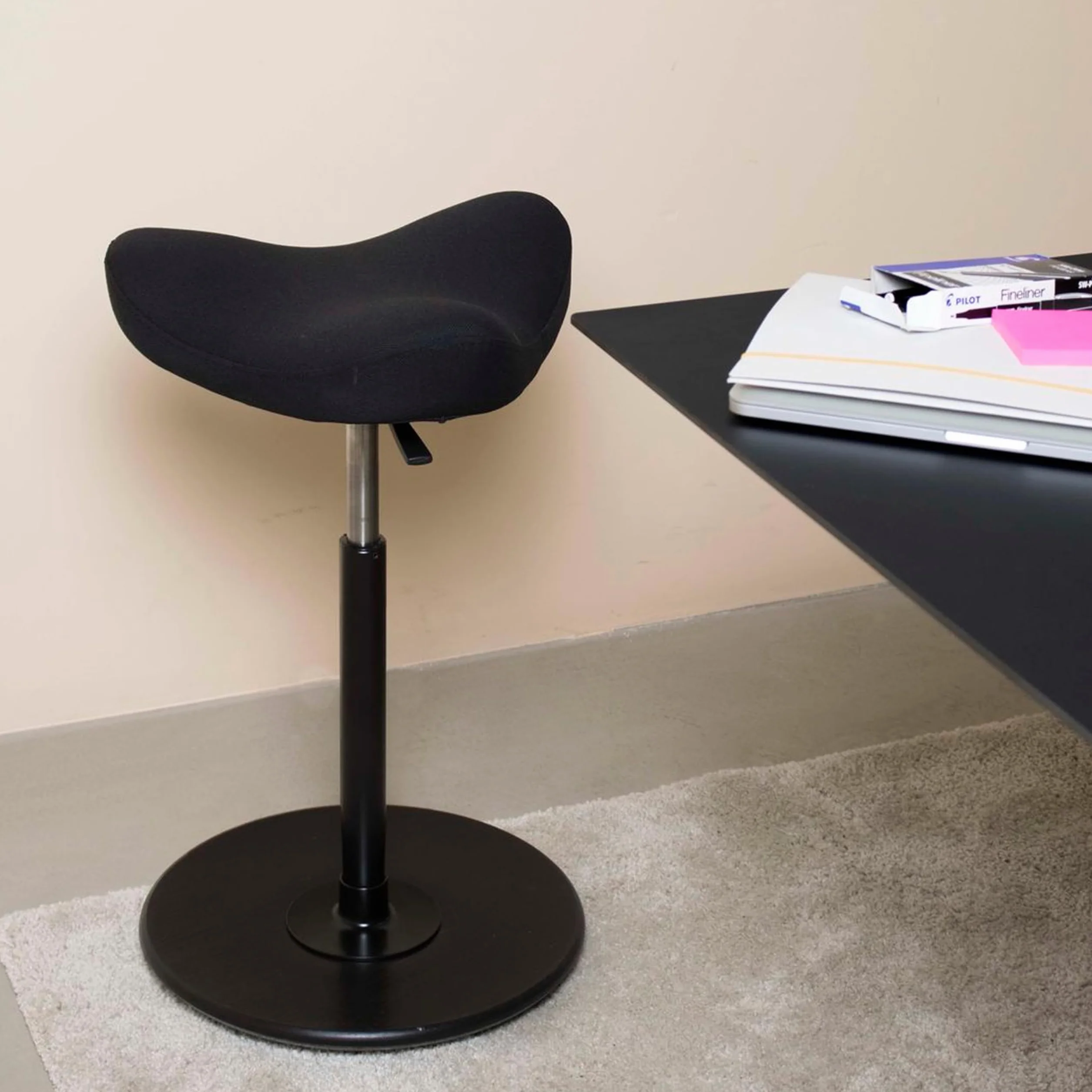Varier Move ergonomiczny stołek o regulowanej wysokości z półką pozycyjną, drewnianą podstawą, czarny