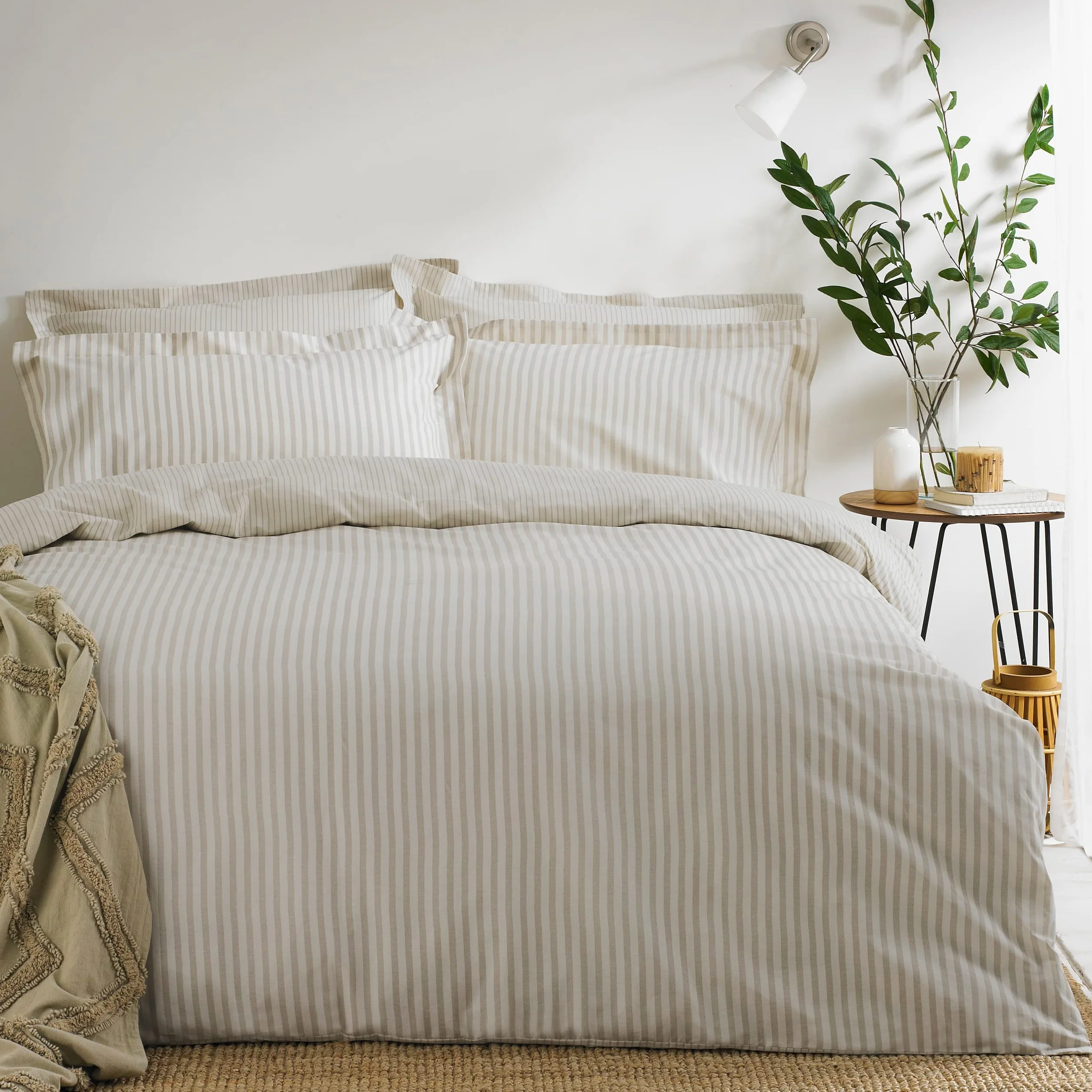 The Linen Yard Hebden komplet pościeli z wzorem w paski melanżowe.