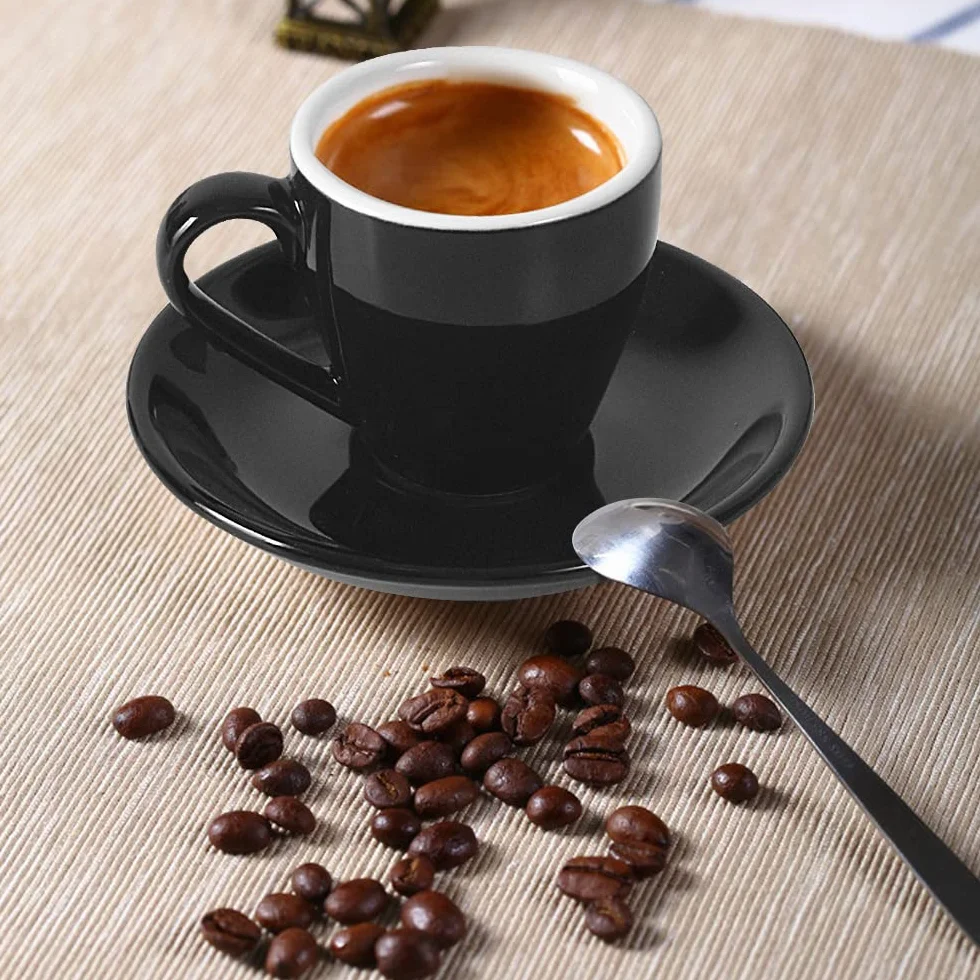 Zestaw 2 porcelanowych filiżanek do espresso z spodkami i mini łyżeczkami ze stali nierdzewnej, marki ionEgg, pojemność 80ml/2.7oz, kolor czarny