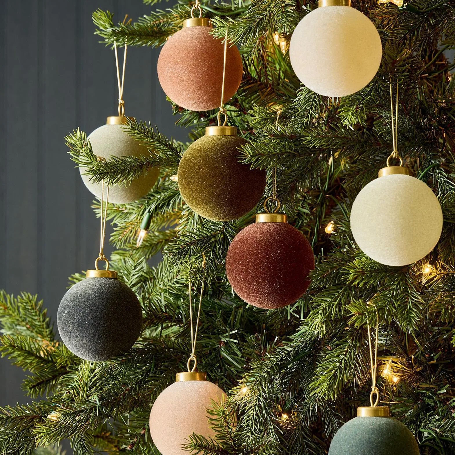 Flocked Ball Ornament, aksamitne ozdoby świąteczne, świąteczne kule, kreatywne ozdoby świąteczne, 3,15 cala płaskie, aksamitne, kreatywne błyszczące błyszczące ozdoby świąteczne do wystroju domu