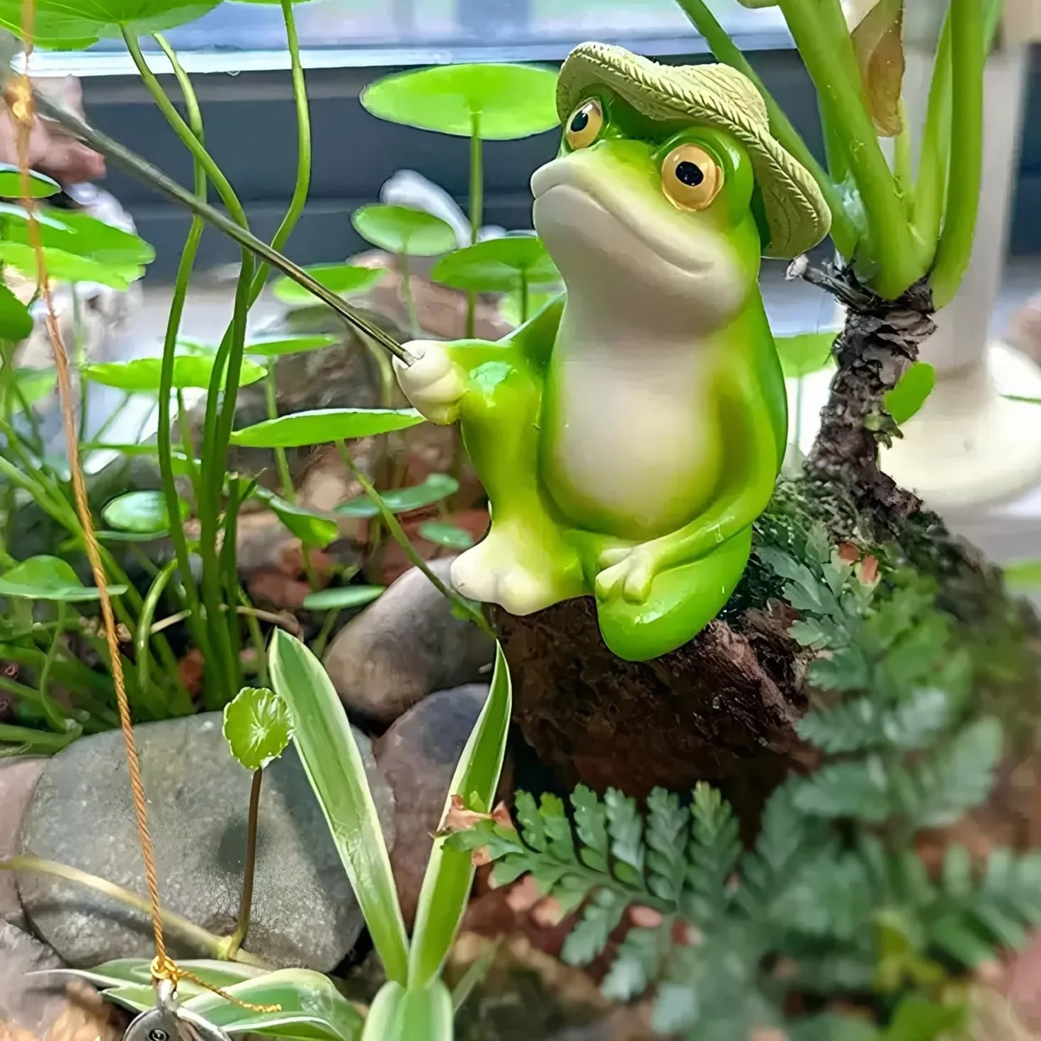 MURISE Dekoracyjne figurki żaby, figurki ogrodowe na zewnątrz, żaba do mini stawu, statuetka żaby z żywicy, do mini stawu, stawu tarasowego, wanny cynkowej, fontanny solarnej, ogrodu, na balkon