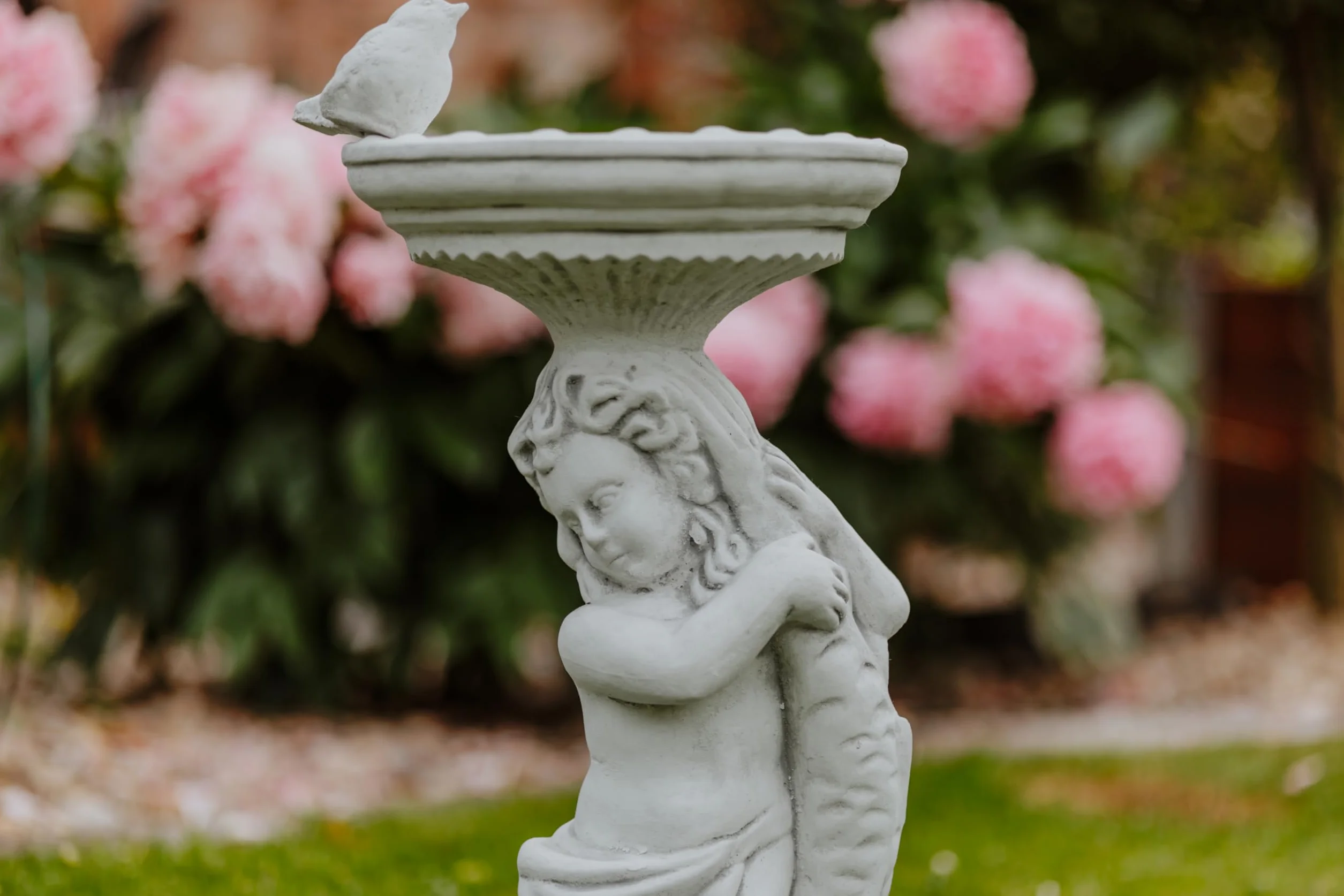 gartendekoparadies.de Chłopiec z dużym poidłem dla ptaków, kamienna figurka wys. 54 cm, 18 kg, szara, odporna na mróz z odlewu kamiennego do użytku na zewnątrz