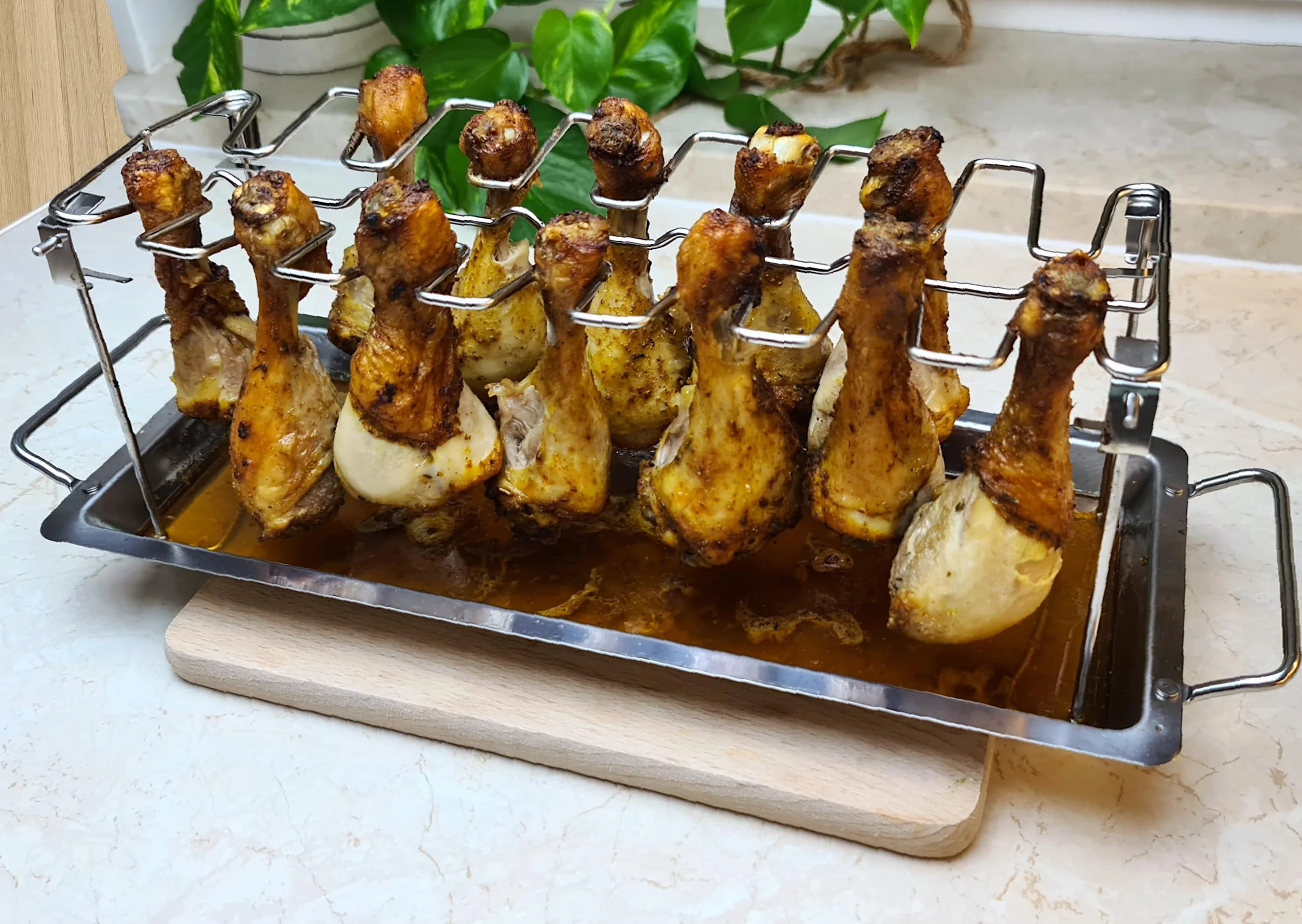 Stojak na udka z kurczaka na 14 nóg ze stali nierdzewnej, Solidny uchwyt do grillowania udek kurczaka z tacą ociekową, Ruszt do pieczenia kurczaka do piekarnika lub do zamkniętego Grilla