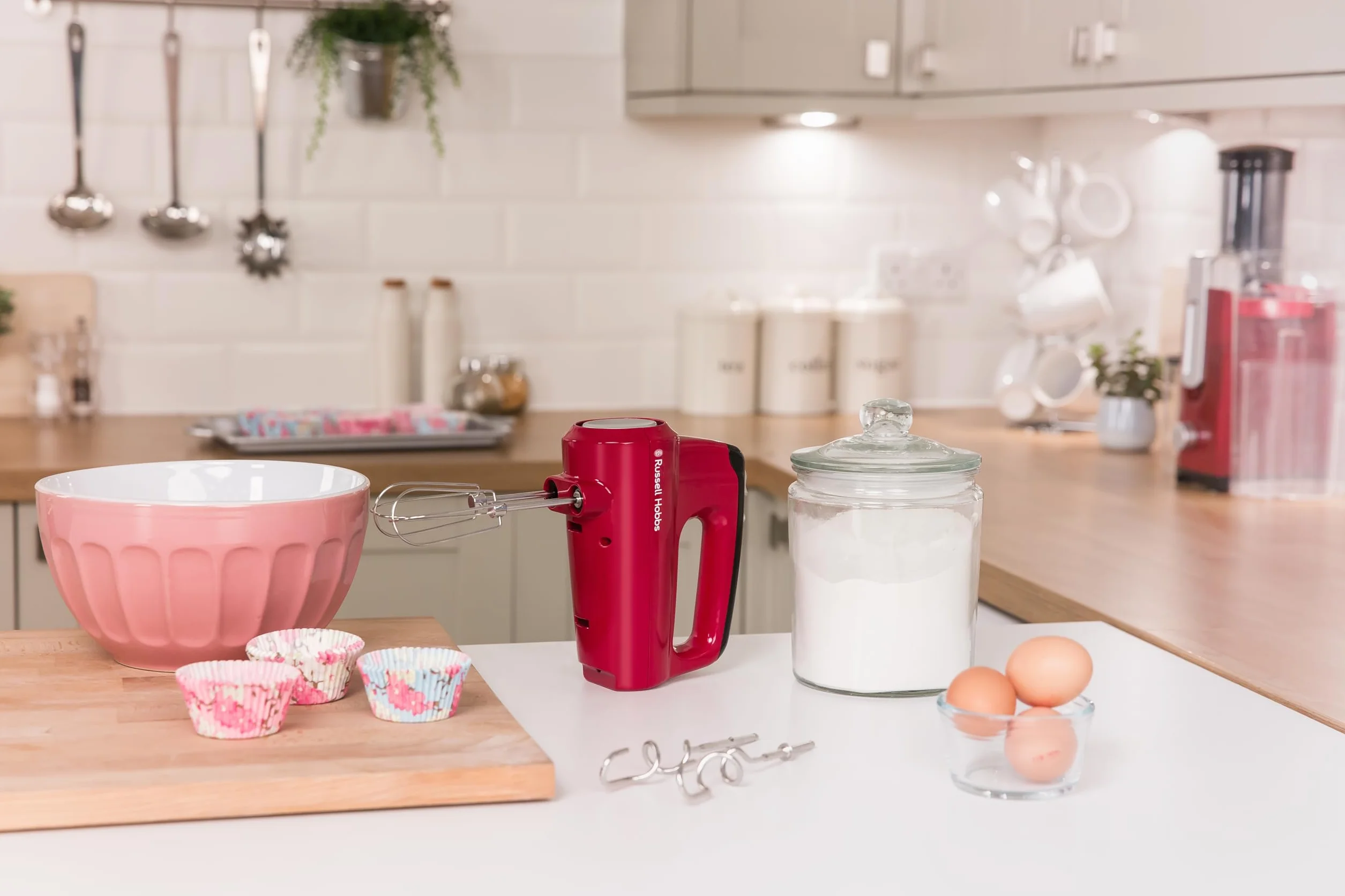 Russell Hobbs mikser ręczny, 5 ustawień prędkości+pulsacyjna, chromowane końcówki, ubijanie i ugniatanie ciasta, możliwość ustawienia na podstawie, moc 350W, czerwony, Desire 24670-56