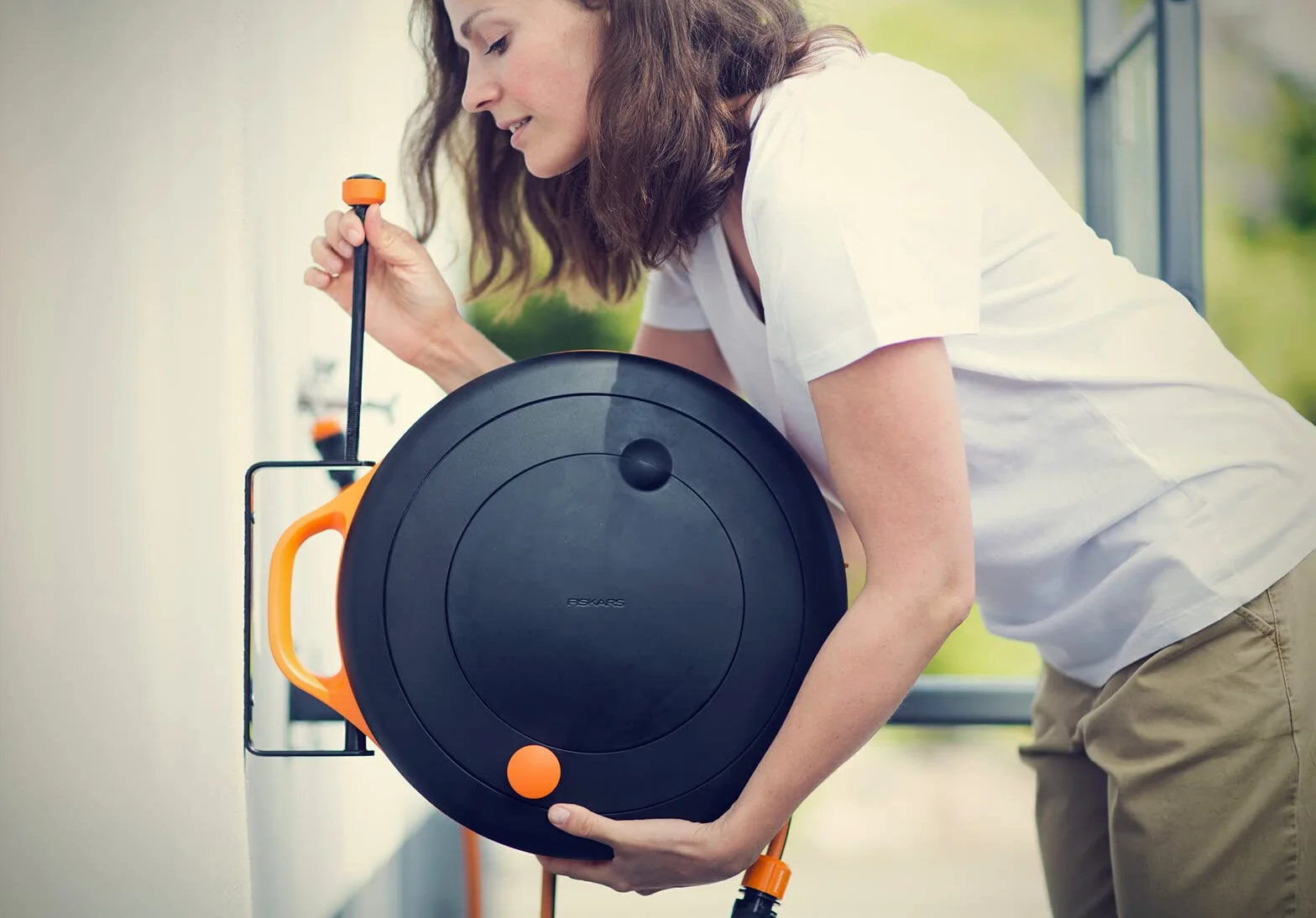 Fiskars Uchwyt naścienny do bębna z wężem S, Łatwy montaż na ścianie, Wysokiej jakości wykończenie, Czarny/pomarańczowy, 1020448