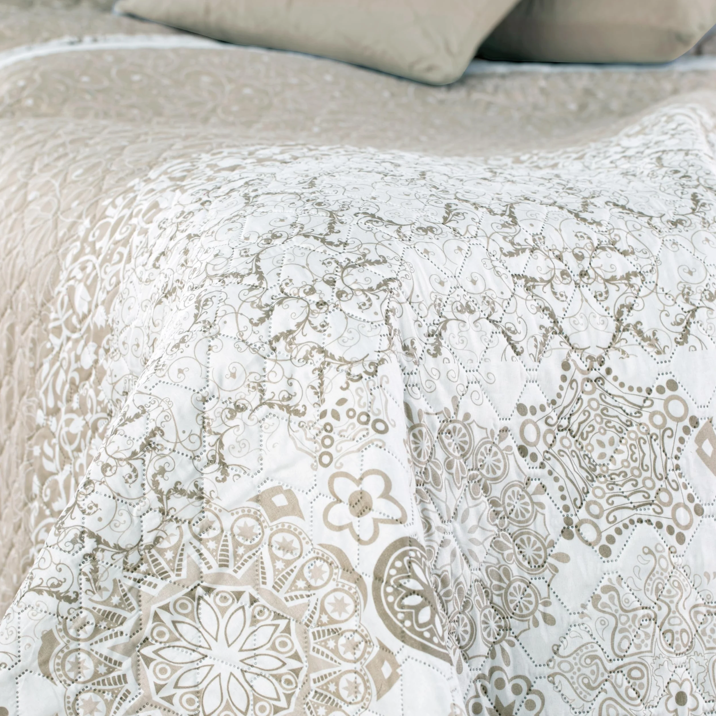 DecoKing Narzuta na łóżko 240 x 260 cm w abstrakcyjny wzór dwustronna Alhambra beżowy biały łatwa w pielęgnacji