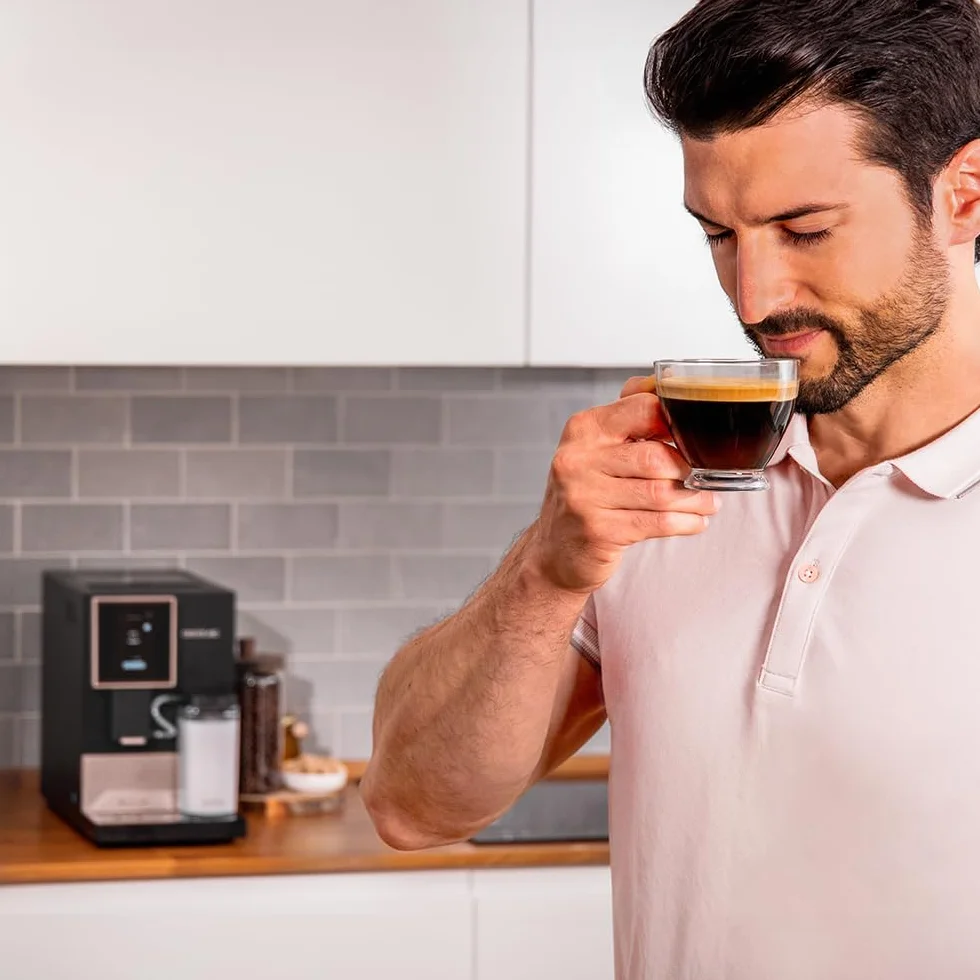 Cecotec Ręczny ekspres do kawy i cappuccino Cremmaet Compactccino Connected Black Rose. 30 odmian, zbiornik na mleko 400 ml, zbiornik na wodę 1,1 l, ekran TFT, 19 barów, termoblok