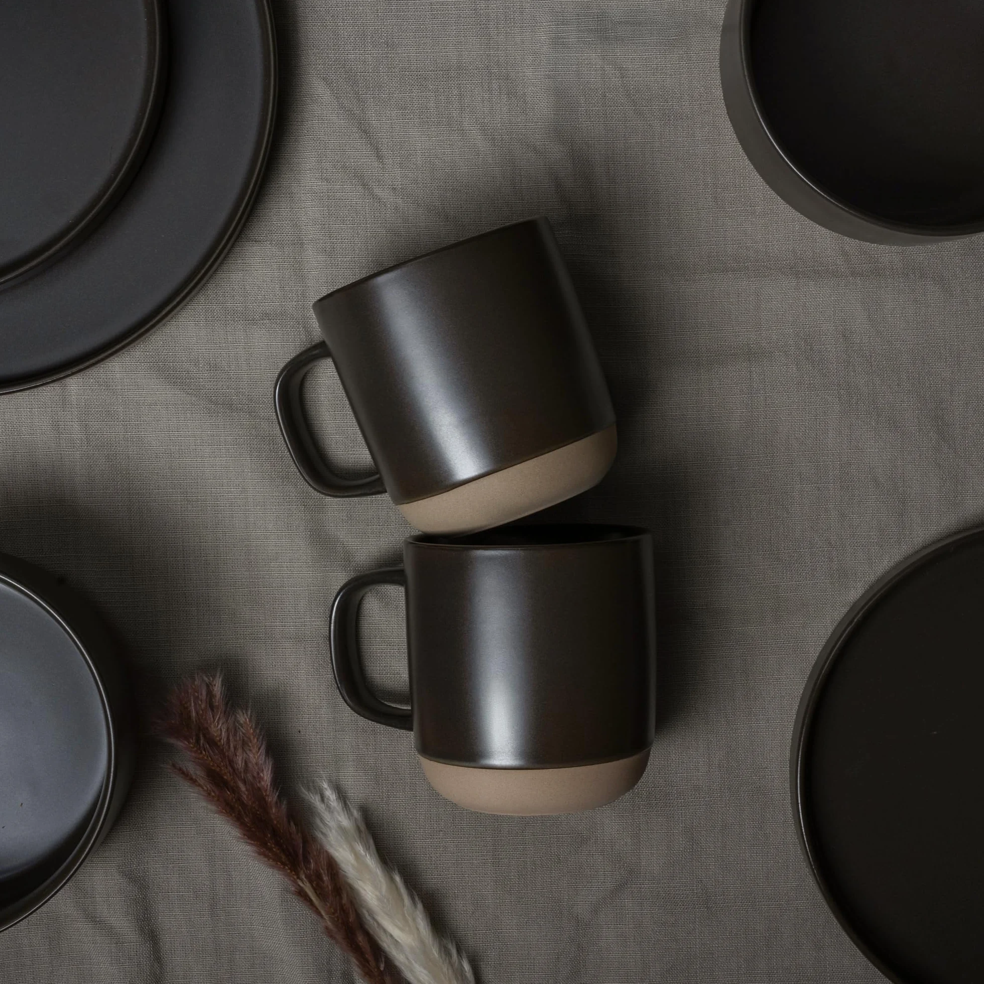 MIAMIO – Zestaw 4 Kubków do Kawy/Ceramiczne Filiżanki na Kawę (500 ml), Cappuccino, Latte Macchiato, Herbatę, Espresso/Można Myć w Zmywarce i Używać – Kolekcja Sierra (Ciemny, Kubki (4x))