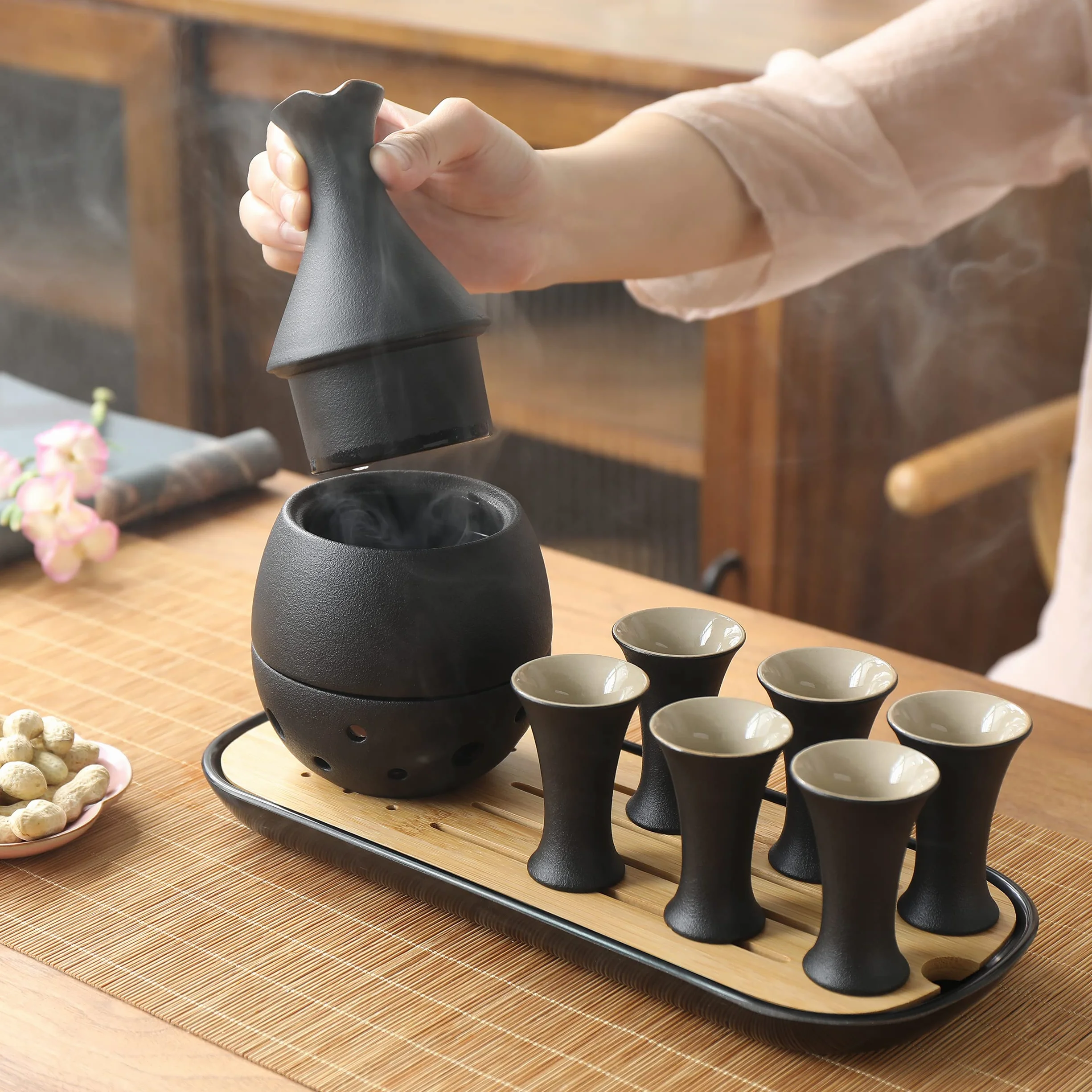 TEANAGOO Tradycyjny japoński zestaw do sake, karafka do sake (170 g) z 6 kubkami do sake (25,5 g) do gorącego lub zimnego japońskiego likieru soju z tacą bambusową do serwowania zestawów upominkowych