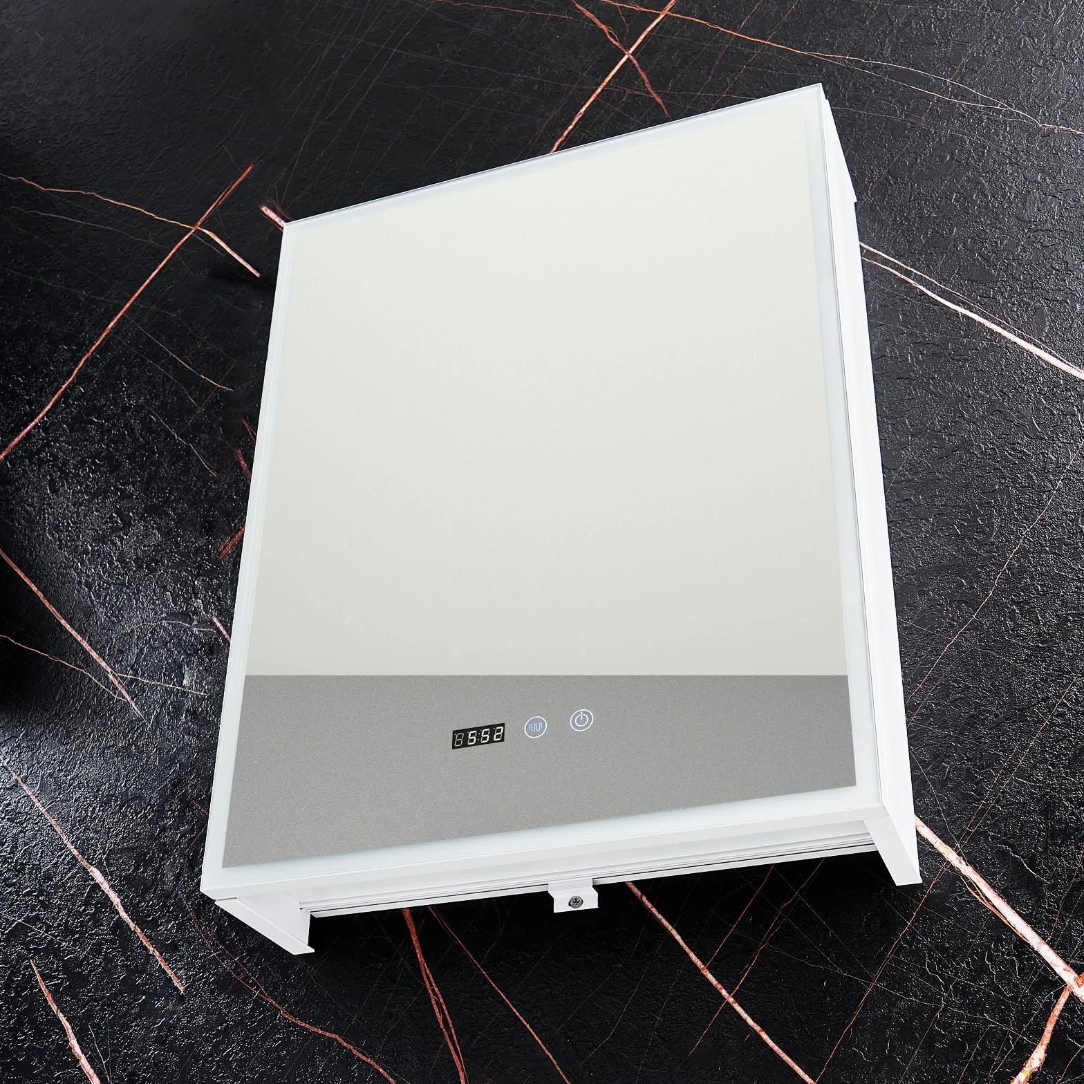 Szafka łazienkowa z lustrem z oświetleniem LED i gniazdem golarki 500 x 650 mm, biała szafka ścienna z cyfrowym zegarem i wyświetlaczem temperatury, aluminiowe ramy