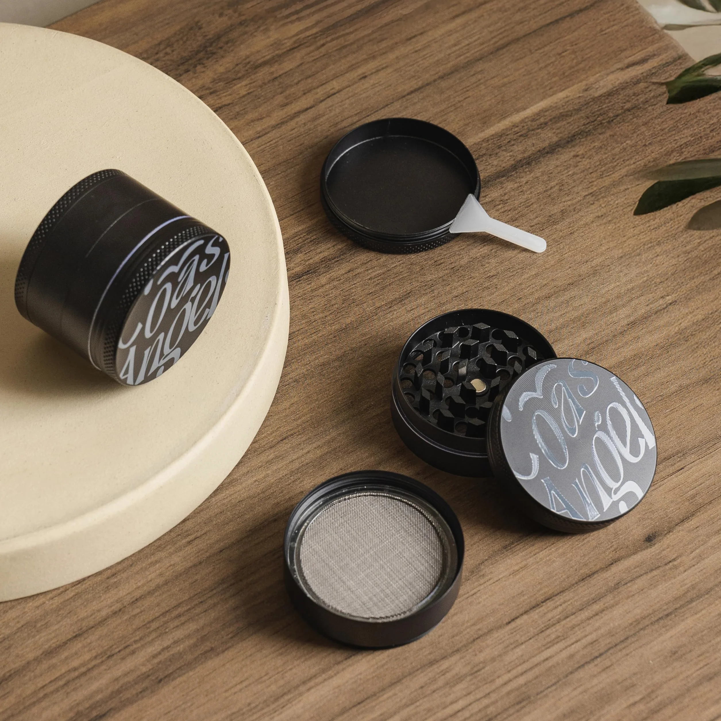 Grinder do ziół 48 mm metalowy czarny 4-częściowy
