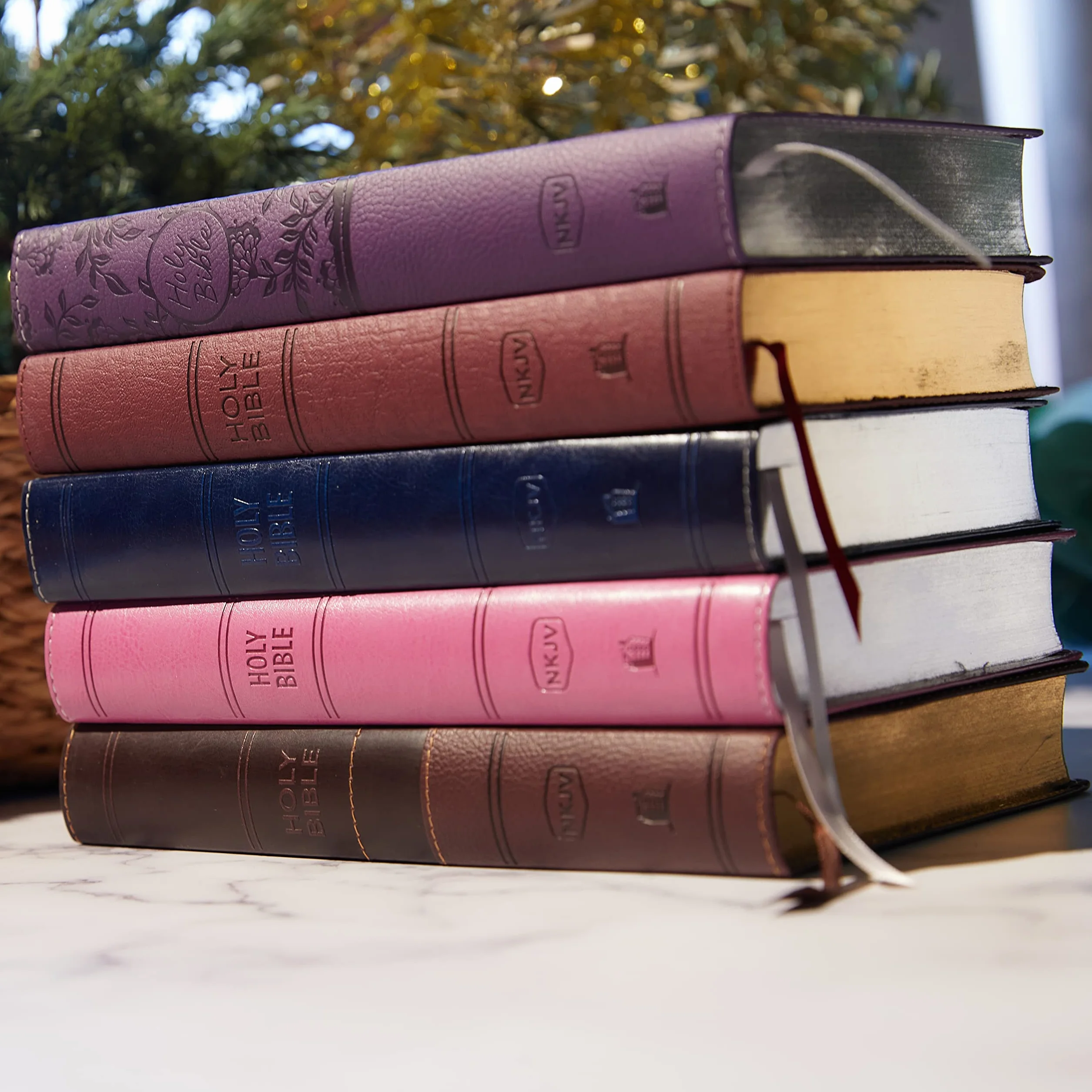 NKJV, Deluxe Gift Bible, Imitation Leather, Pink, Red Letter Edition: Holy Bible, New King James Version