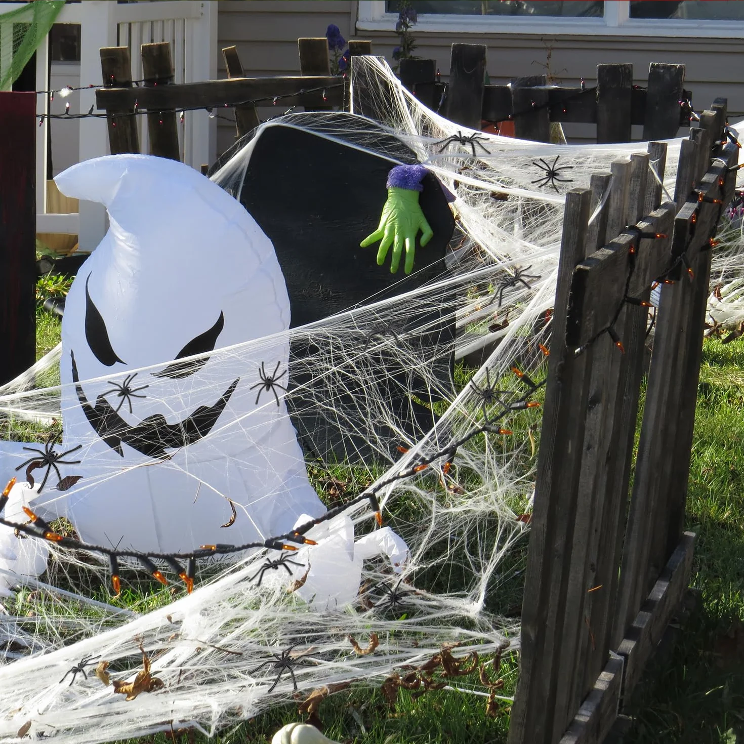 OWill 400 G, gigantyczna dekoracja na Halloween w kształcie pajęczej sieci, 2000 stóp kwadratowych, 400 G, pajęczyna i 50 szt. rozciągliwych sztucznych pajęczyn na zewnątrz