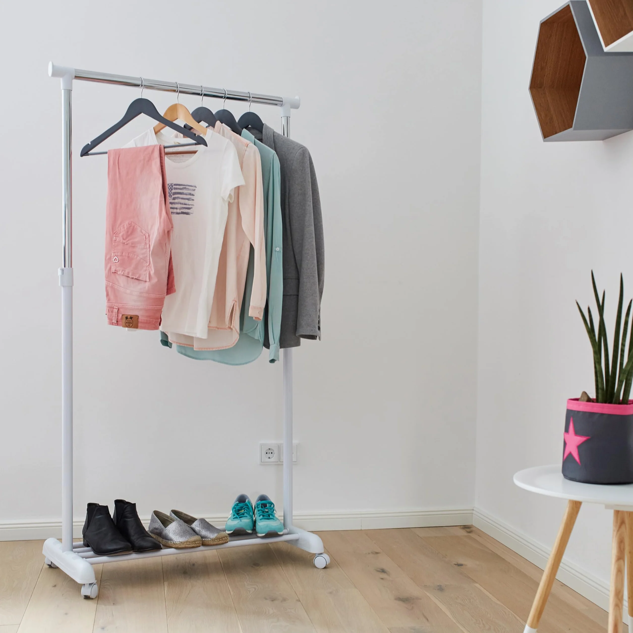 LOVE !T STORE !T Wieszak na ubrania z regulacją wysokości – stabilny wieszak na ubrania – wózek garderobiany na kółkach z półką na buty – 84 x 44 x 101 – 165 cm – biały/chrom