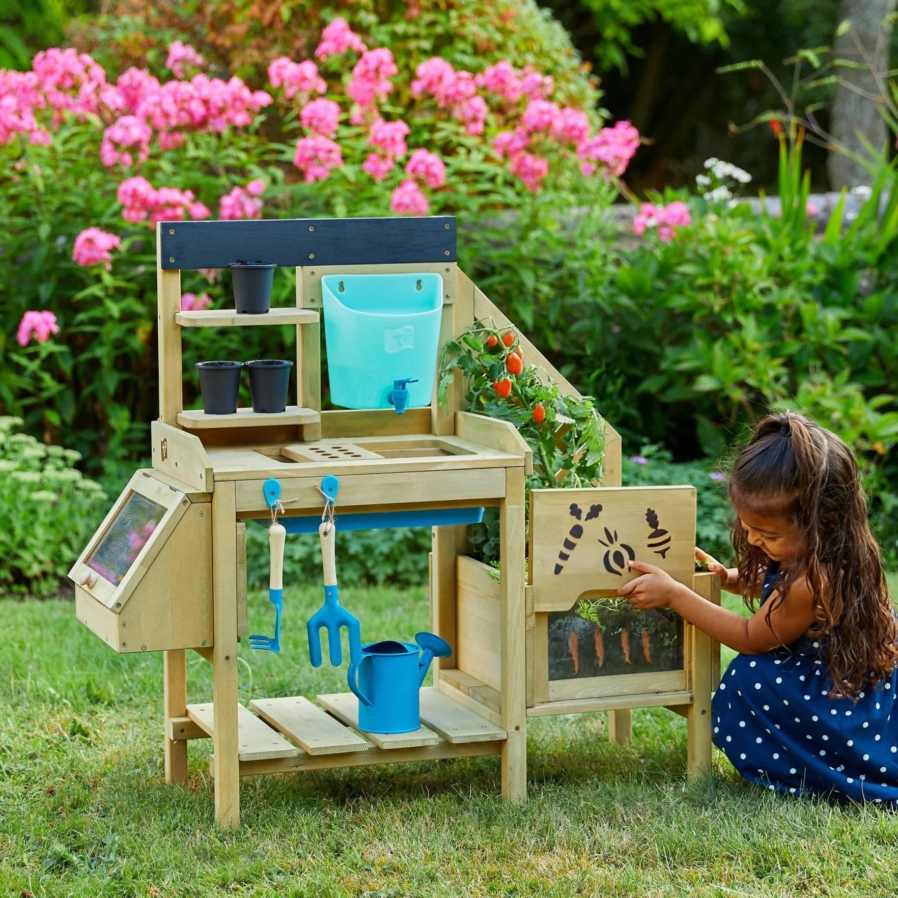 TP Toys Luksusowa drewniana ławka do przesadzania - zawiera garnki, zbiornik na wodę i tacę zapobiegającą rozpryskiwaniu. Okno widokowe, dzięki czemu dzieci mogą zobaczyć, jak rosną