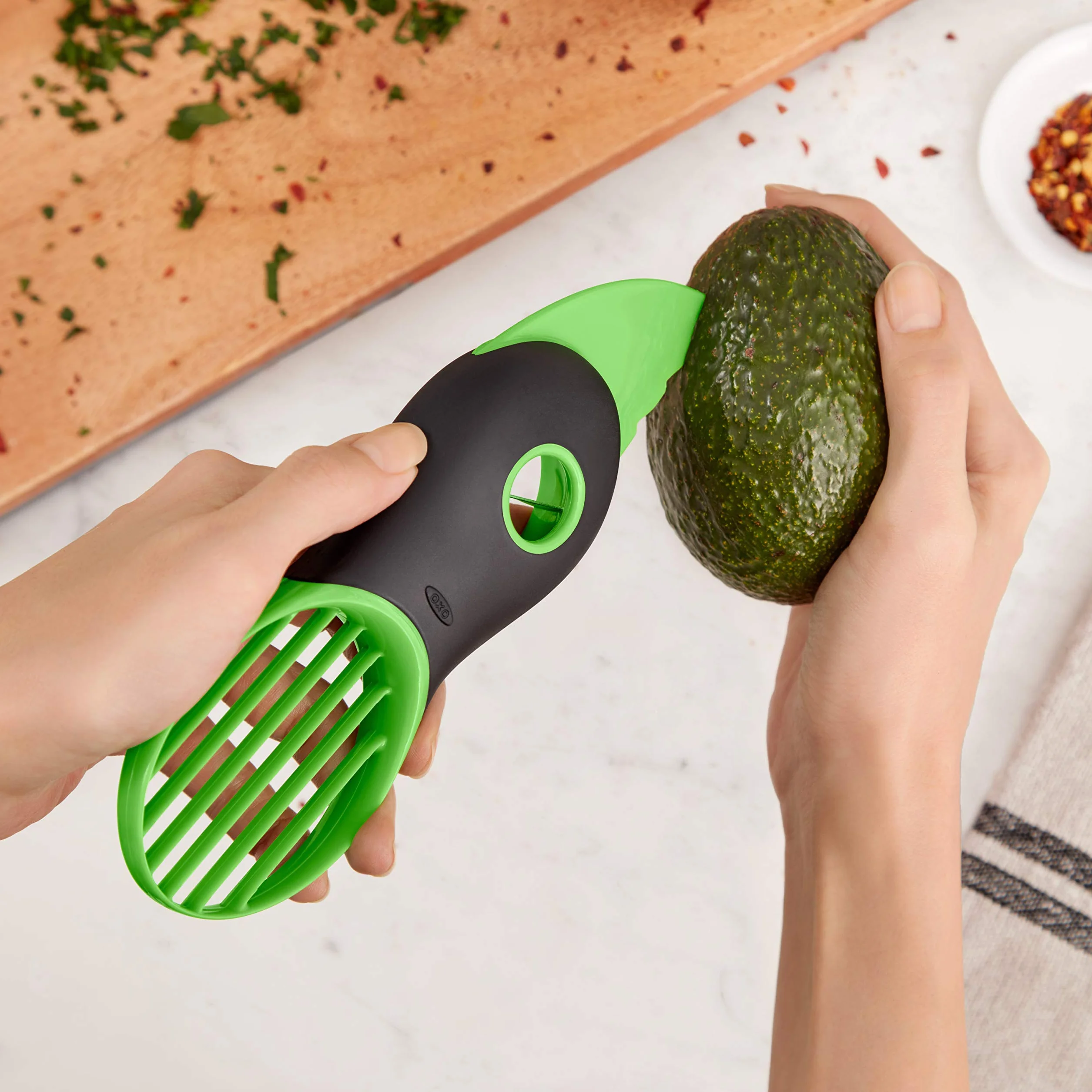 OXO Good Grips krajalnica do awokado 3 w 1 zielona M