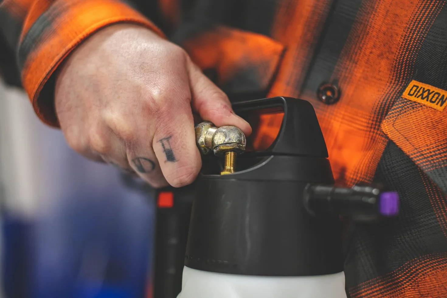 Profesjonalny opryskiwacz IK Foam Pro 2+ - Pojemność użytkowa 1,25 l - Czyszczenie i konserwacja - Przeznaczony do aplikacji środków pianotwórczych - Zawiera złącze sprężonego powietrza multicoloured