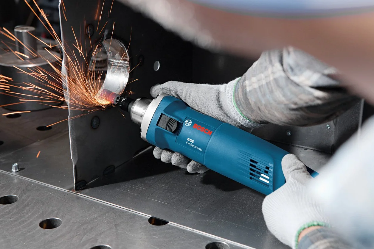 Bosch Professional: szlifierka prosta GGS 28 CE (650 W, prędkość obrotowa bez obciążenia 10 000 – 28 000 min–1, tuleja zaciskowa 6 mm i 2 klucze płaskie rozm. 19)