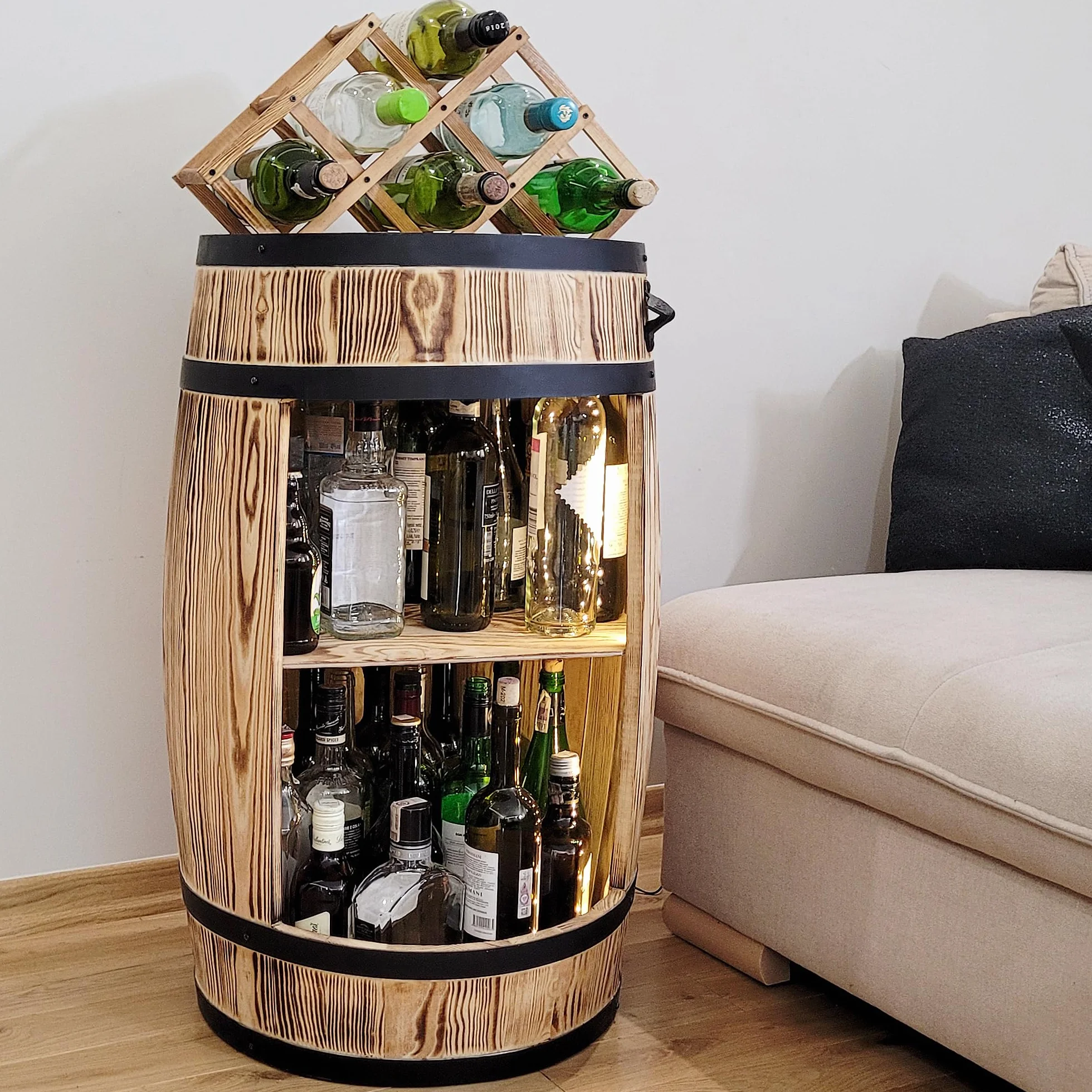 weeco Drewniany regał na wino z lampkami LED i uchwytem na wino – drewniana beczka na szklanki i butelki – beczka – szafka na wino – zestaw upominkowy – stojak na wino 80 x 50 cm