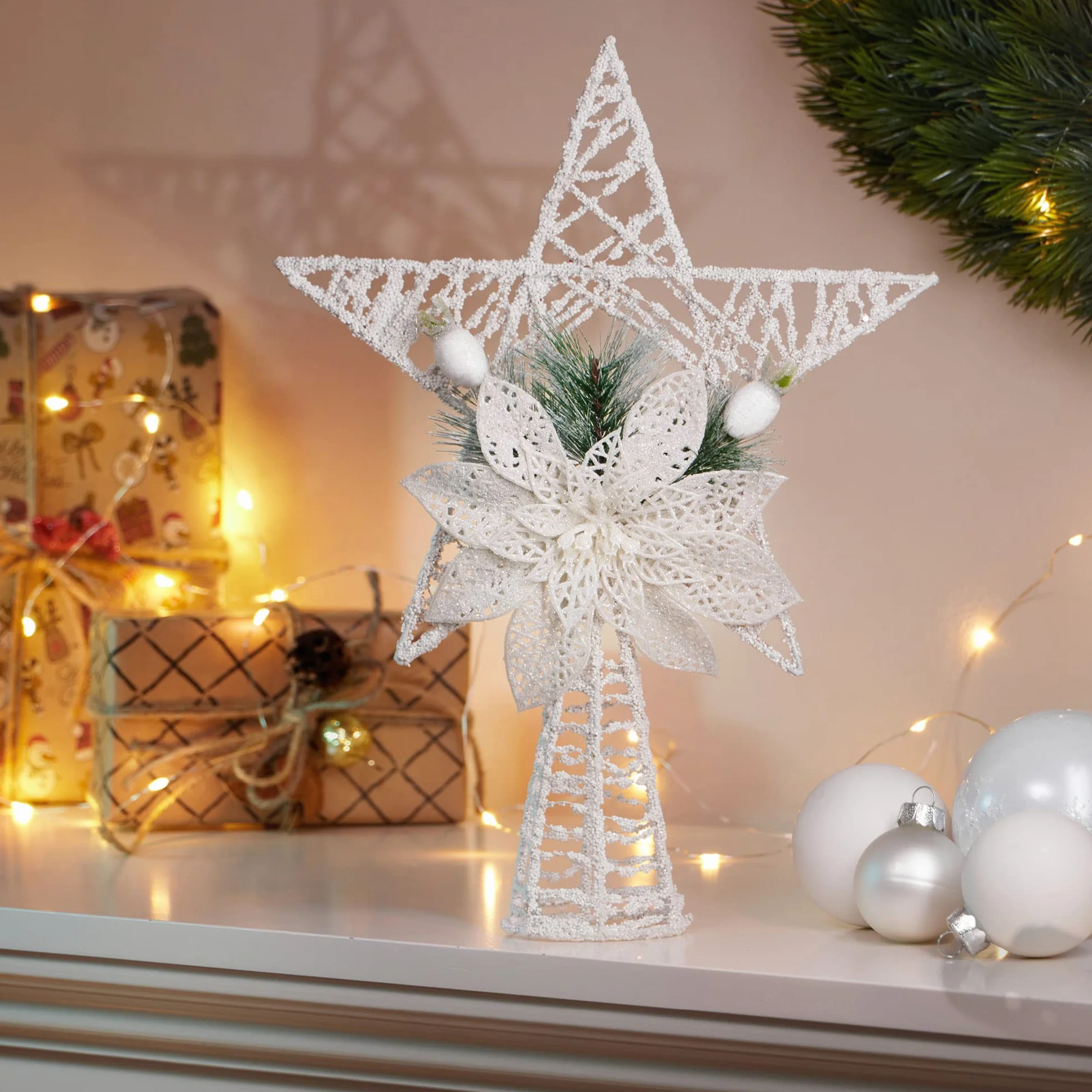 com-four® dekoracyjna gwiazda swiateczna – metalowa ozdoba z igla sosny, kwiatem i jagoda – biala gwiazda stojaca (White Classic Star XL)