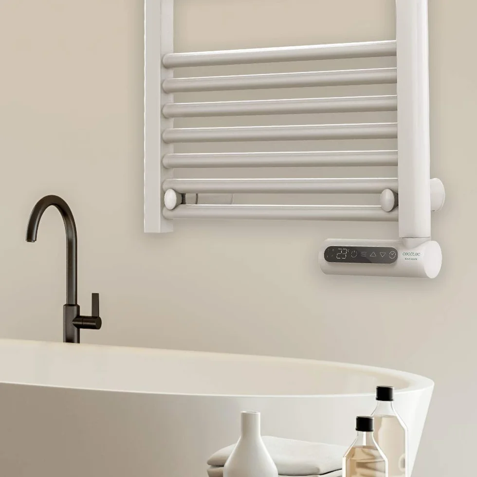 Cecotec Elektryczny wieszak na ręczniki Elektryczny wieszak na ręczniki ReadyWarm 9100 Smart Towel White w płynie o mocy 500 W, z ekranem LED i sterowaniem dotykowym.
