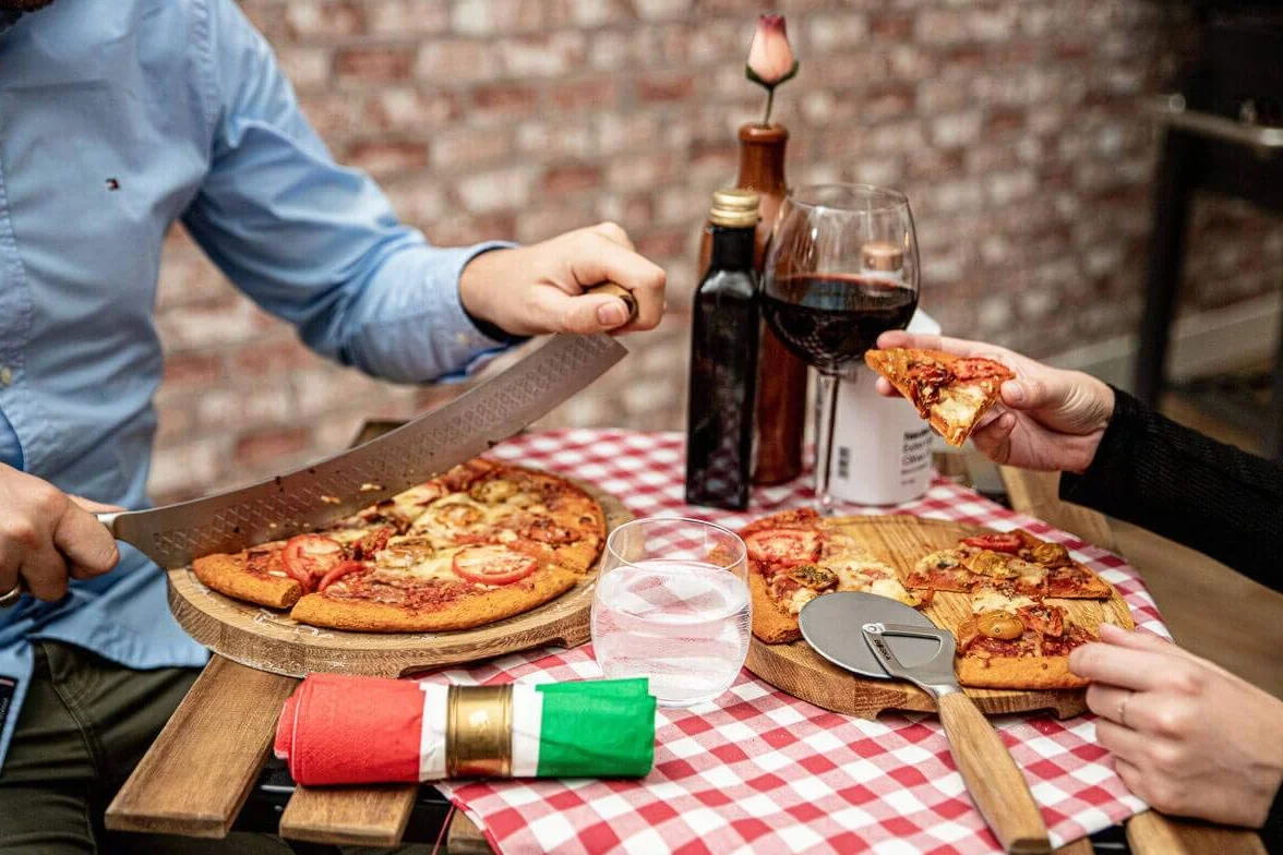 Boska Oslo+ Nóż do pizzy i sera/Powłoka nieprzywierająca BSF™ / Bezpieczne oburęczne użycie/Do pizzy i serów/Stylowy/Drewno dębowe i stal nierdzewna