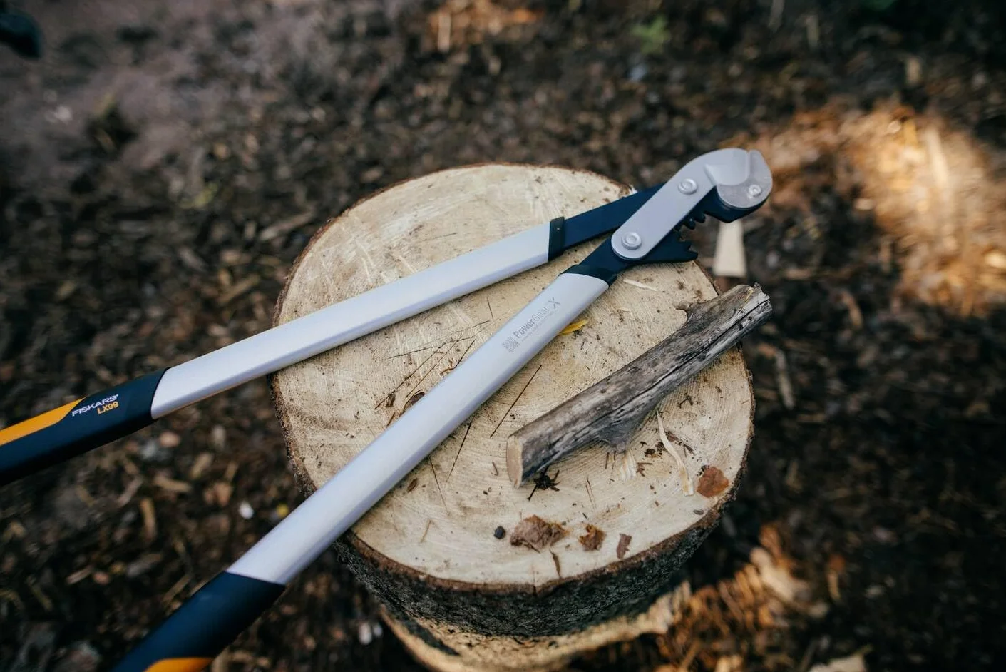 Fiskars Sekator dźwigniowy, kowadełkowy PowerGearX do suchego i twardego drewna, Powłoka nieprzywierająca, Hartowana stal, Długość: 80 cm, Czarny/ pomarańczowy, LX99-L, 1020189