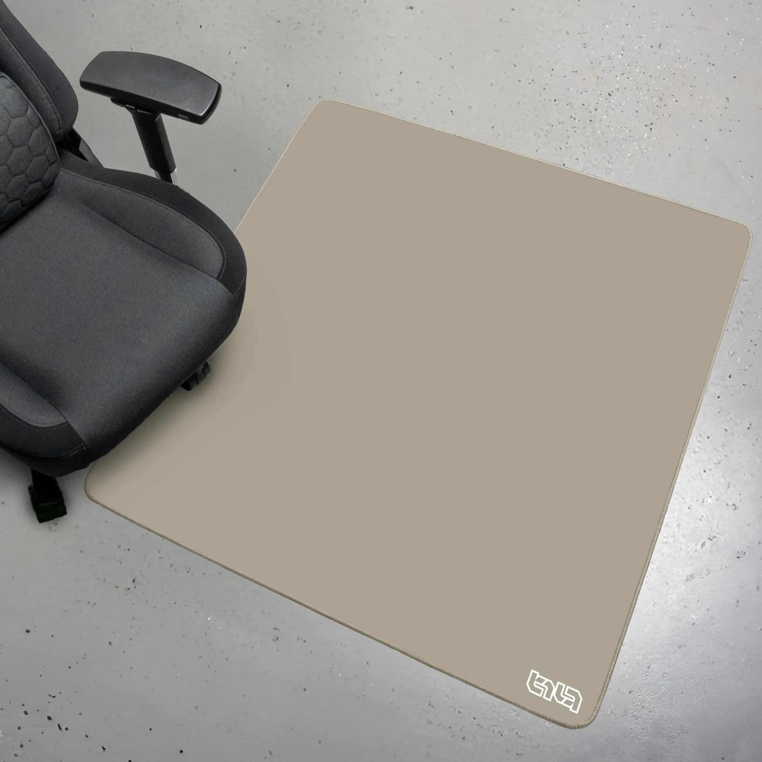 Tilt Ochronna Mata pod Krzesło Biurowe 100x100 cm | Antypoślizgowa Podkładka pod Fotel | Odporna na Zarysowania Mata Ochronna | Wodoodporna Mata dla Graczy (Creamy Coffee)