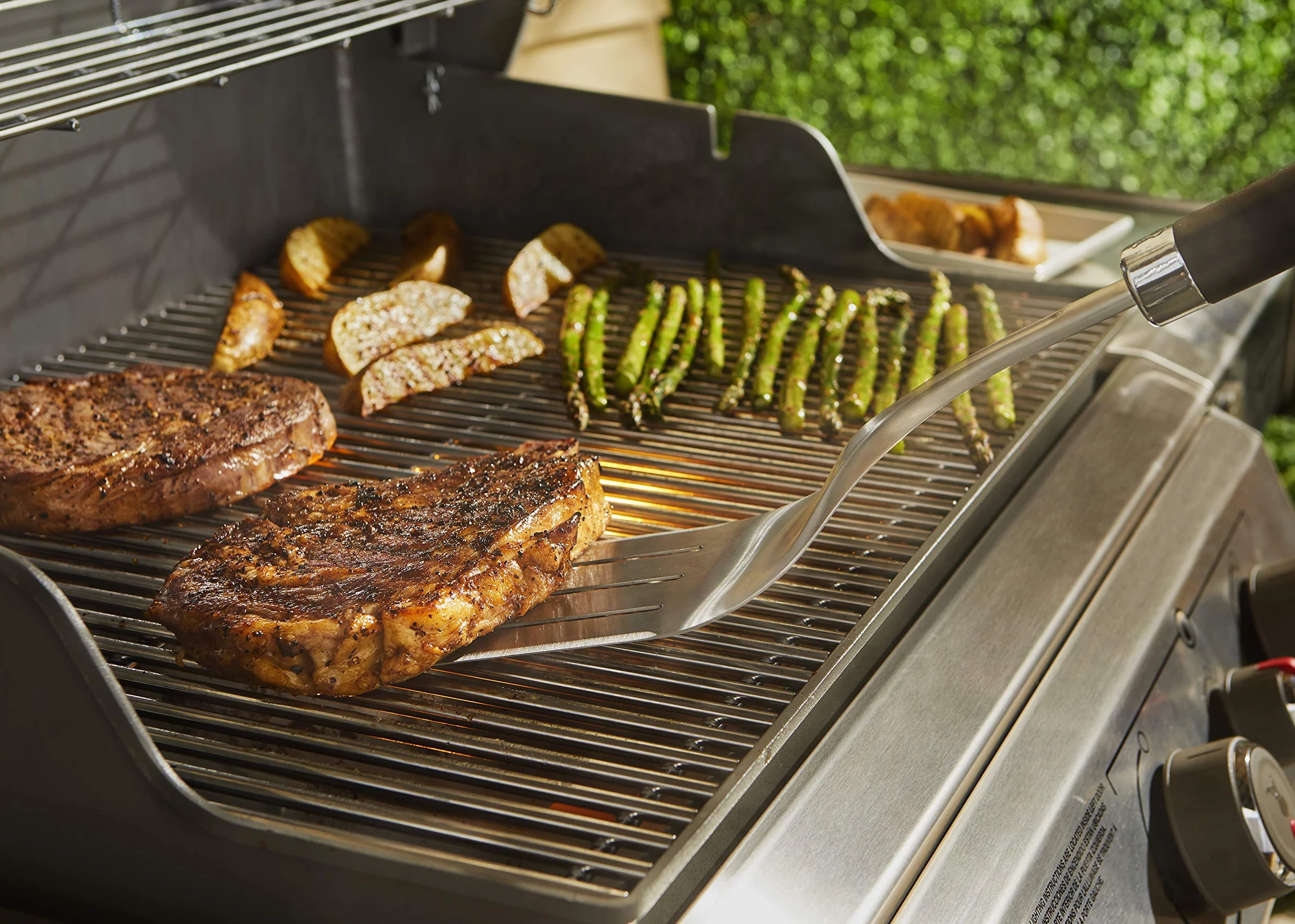 Weber Premium Łopatka (46cm), wykonana ze Stali Nierdzewnej, z Antypoślizgową Wygodną Rączką, Zagiętą Rączką, Nadaje się do Mycia w Zmywarce - Czarny / Srebrny (6761)