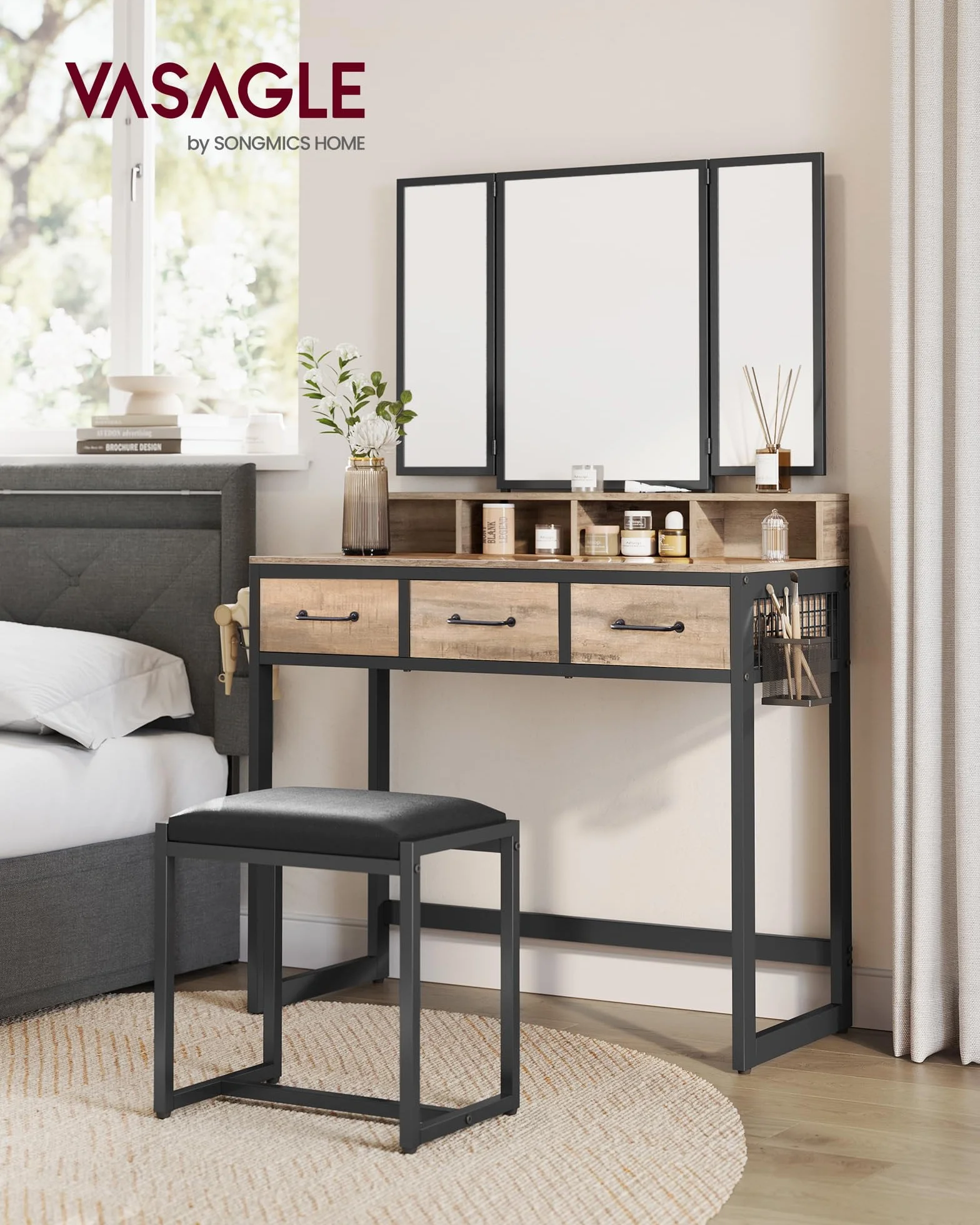 VASAGLE Toaletka z wyściełanym stołkiem, toaletka z potrójnym lustrem, 3 szuflady, uchwyt na suszarkę do włosów, kosmetyk, styl industrialny, dąb brązowy/czarny RVT004B50