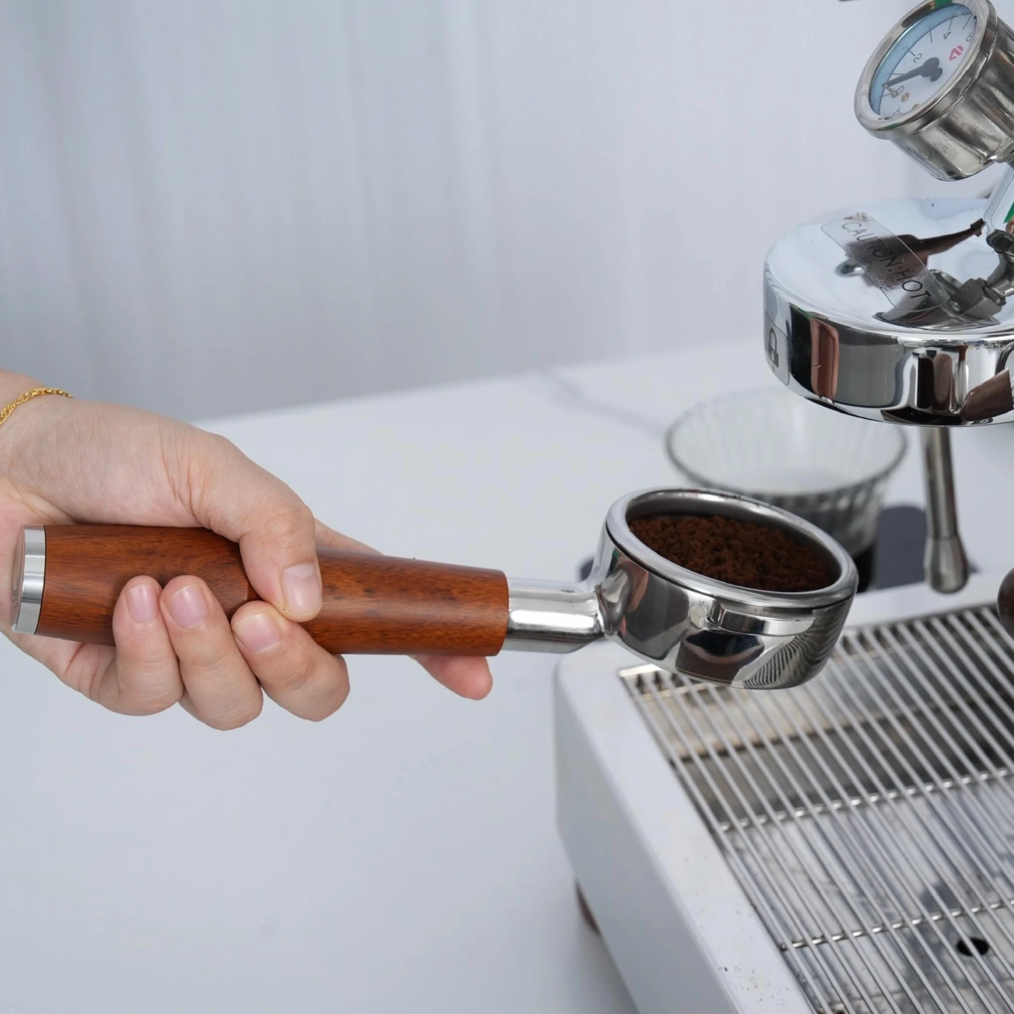 Bezdenny portafilter 58mm do głowicy grupy E61 pasuje do Quick Mill, ECM, Rocket, Bezzera, Lelit, Profitec, Expobar, Flair 58 – uchwyt z palisandru z podwójnym koszem do ekspresu