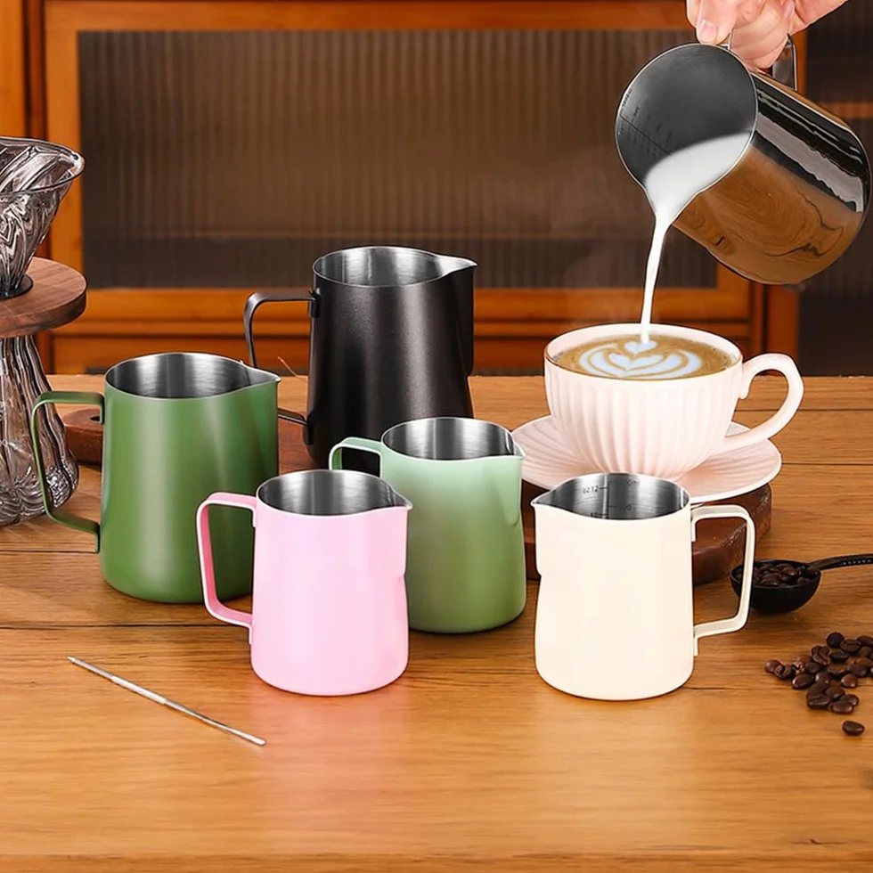 Dzbanek na mleko ze stali nierdzewnej 350 ml Barista Mark do spieniania mleka z akcesoriami do latte art