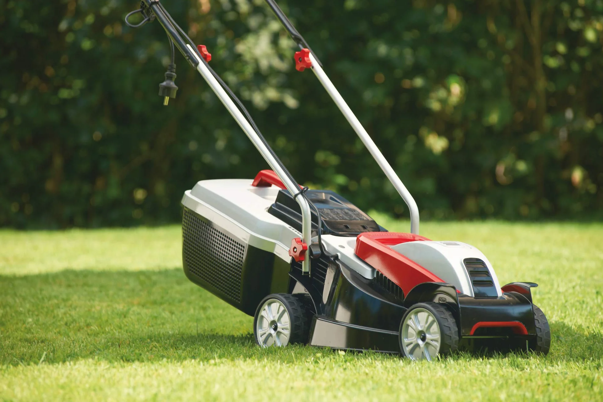 AL-KO Kosiarka elektryczna 3.22 SE Classic, szerokość cięcia 32 cm, moc silnika 1000 W, do trawników o powierzchni do 250 m², 3-stopniowa regulacja, w zestawie kosz o pojemności 30 l ze wskaźnikiem poziomu napełnienia