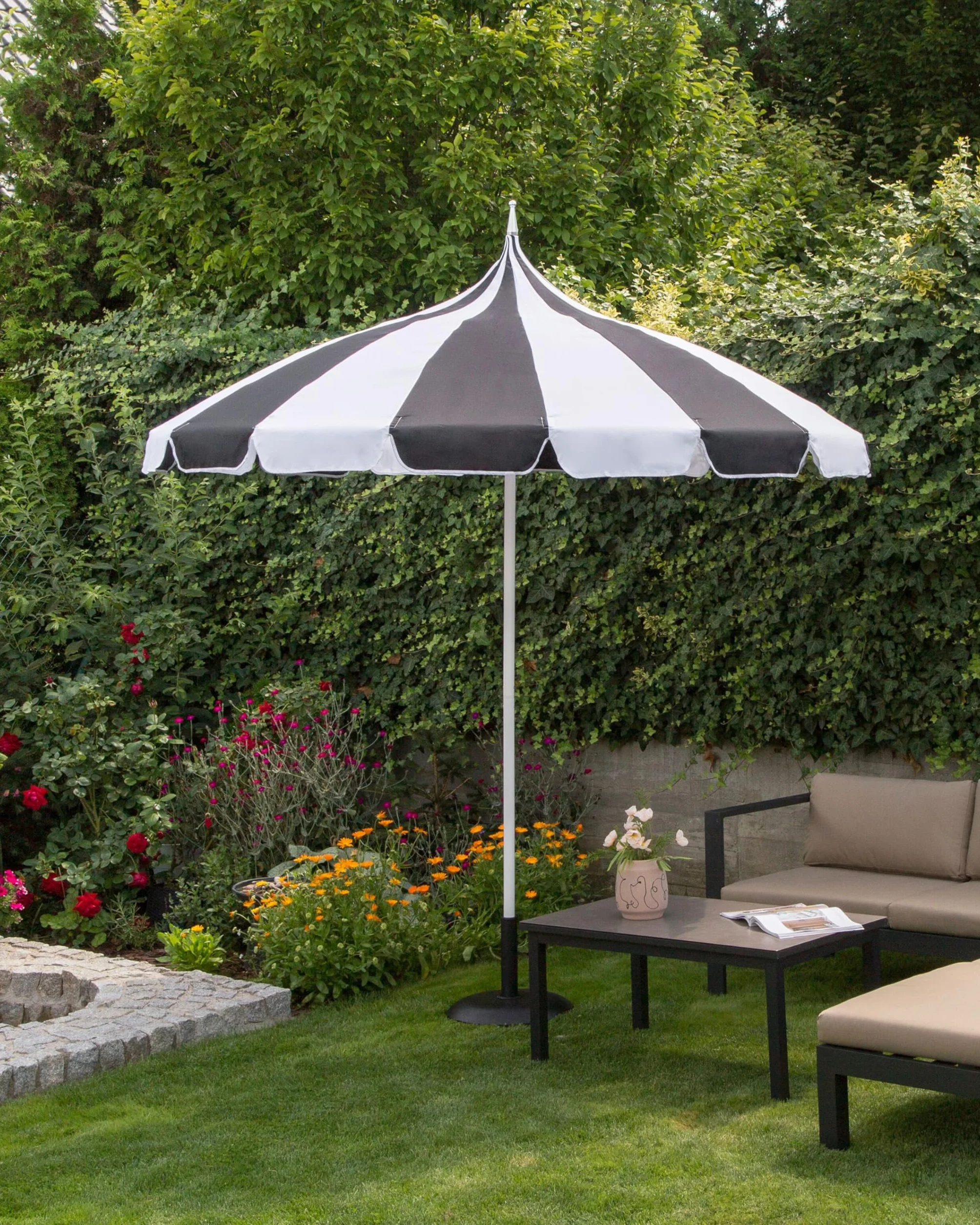 Stylowy parasol ogrodowy ⌀ 245 cm biała rura z aluminium czarno-biały materiał poliestrowy Minoa