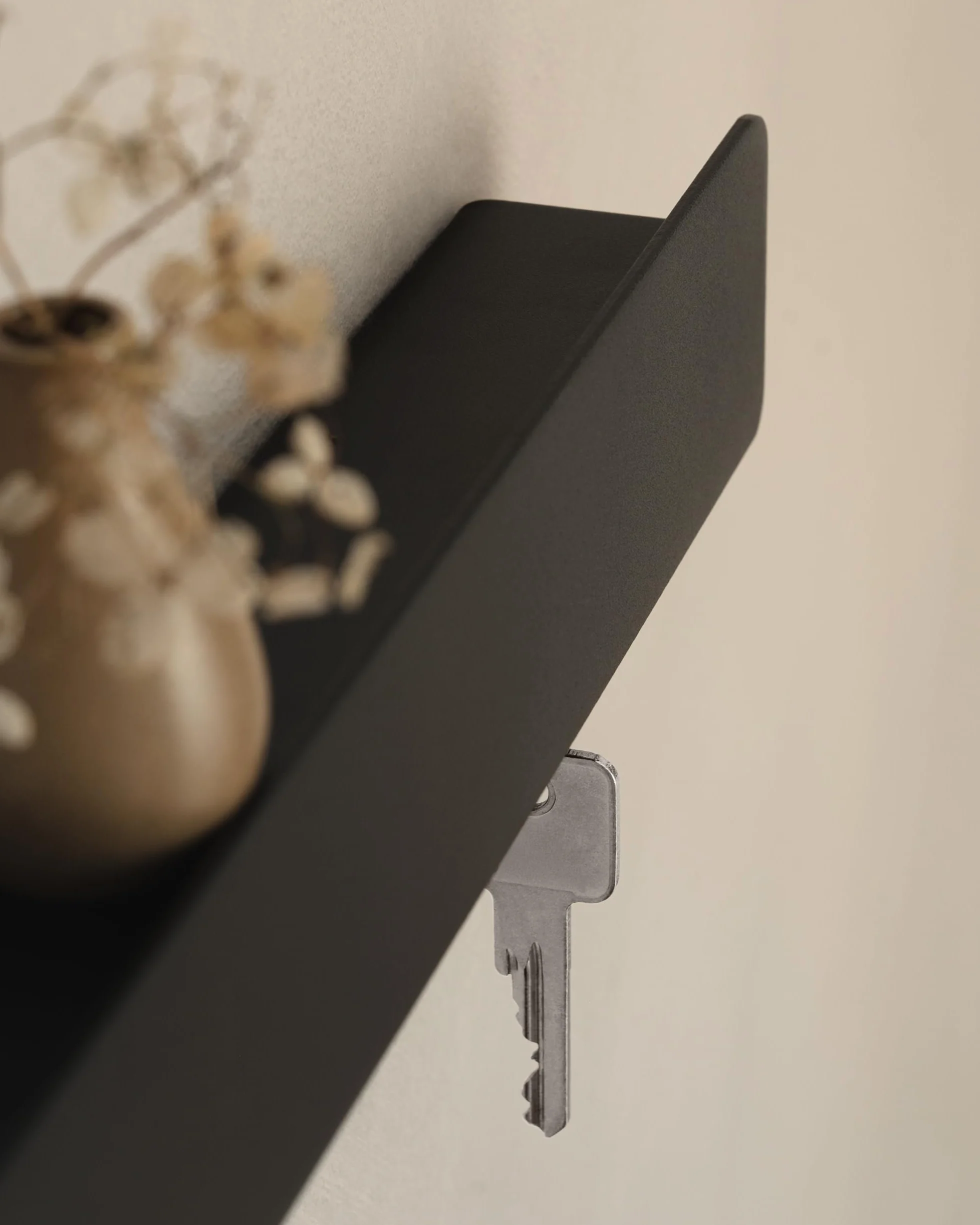 Kazai. Tablica na klucze 'Kian' | Minimalistyczny design haka z Berlina | Nowoczesny metalowy uchwyt z półką | Regał jako mebel do przedpokoju na ścianę | Czarny