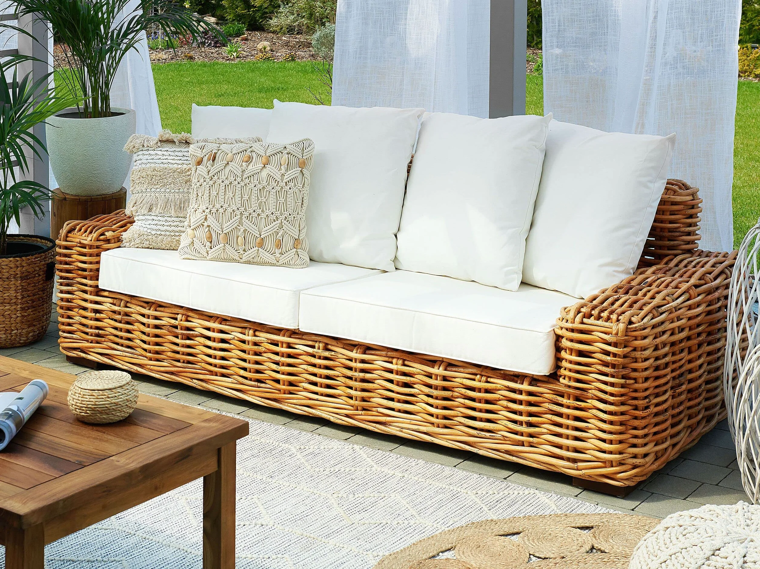 Sofa ogrodowa 3-osobowa kanapa z białymi poduszkami rattanowa naturalna Florli