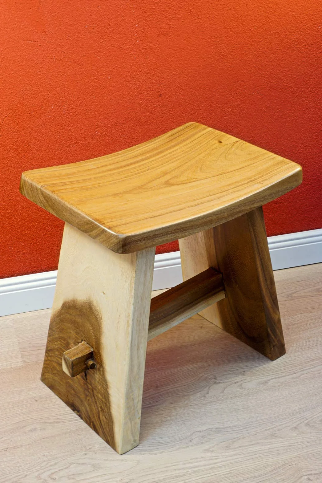 Kinaree Japan Teak Taboret Suzie – 41 cm taboret z drewna tekowego z zakrzywionym siedziskiem – nadaje się również jako taboret łazienkowy lub podnóżek
