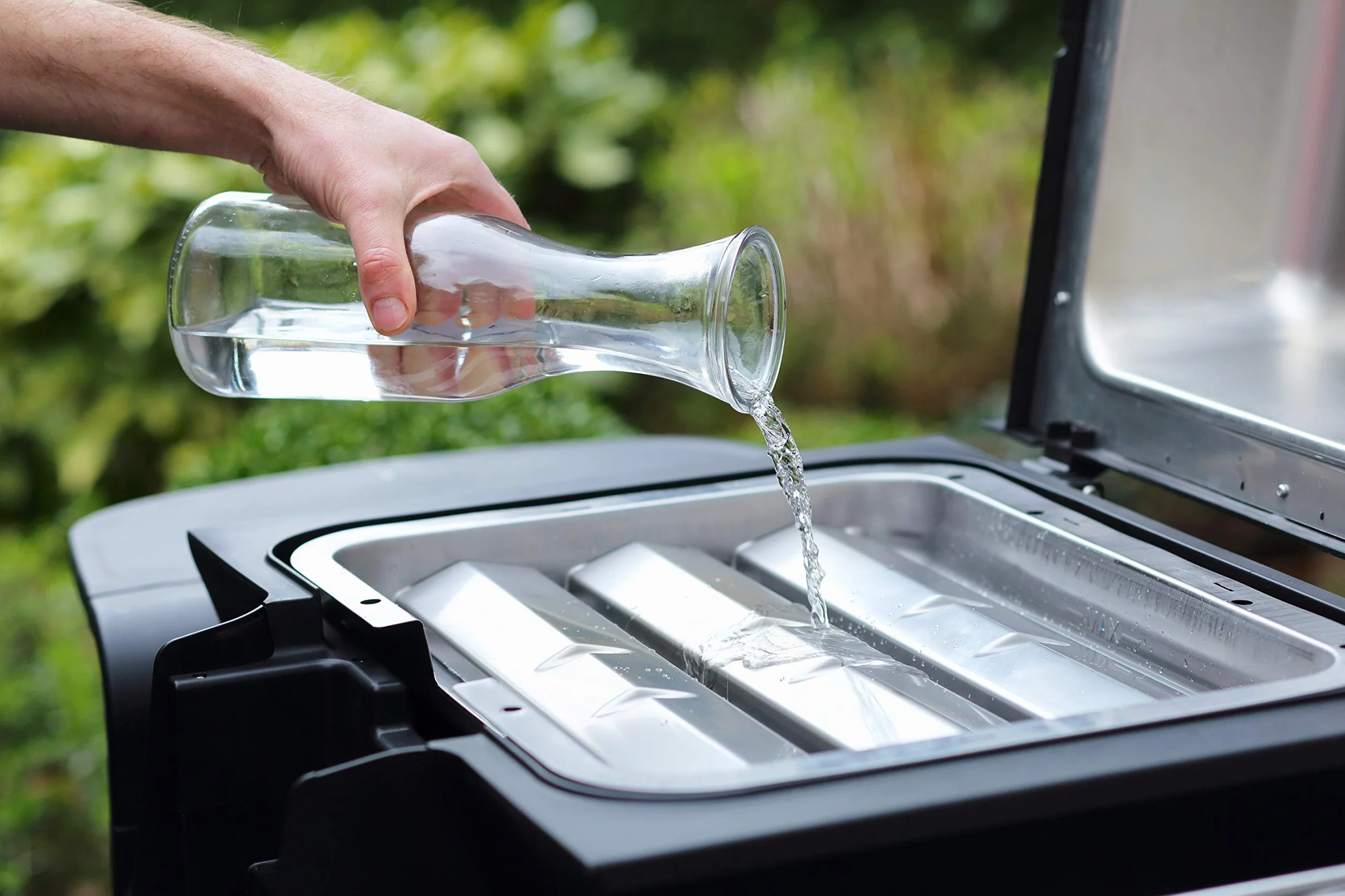 SEVERIN SEVO GT grill elektryczny z pokrywą do wnętrz i na zewnątrz, grill stołowy z szybkim startem do 500°C, grill balkonowy z opcją powolnego gotowania, stal nierdzewna/czarny, PG 8106