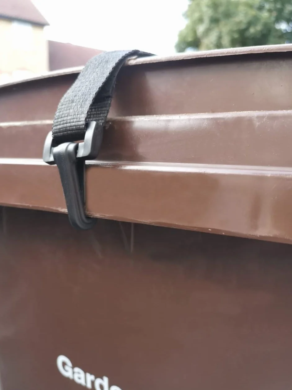 2 szt. Pokrywa kosza na śmieci na kółkach, regulowane zabezpieczenie, czarne klipsy do paska, zamek 120/240 l, ochrona przed wiatrem, burzą, zwierzętami,