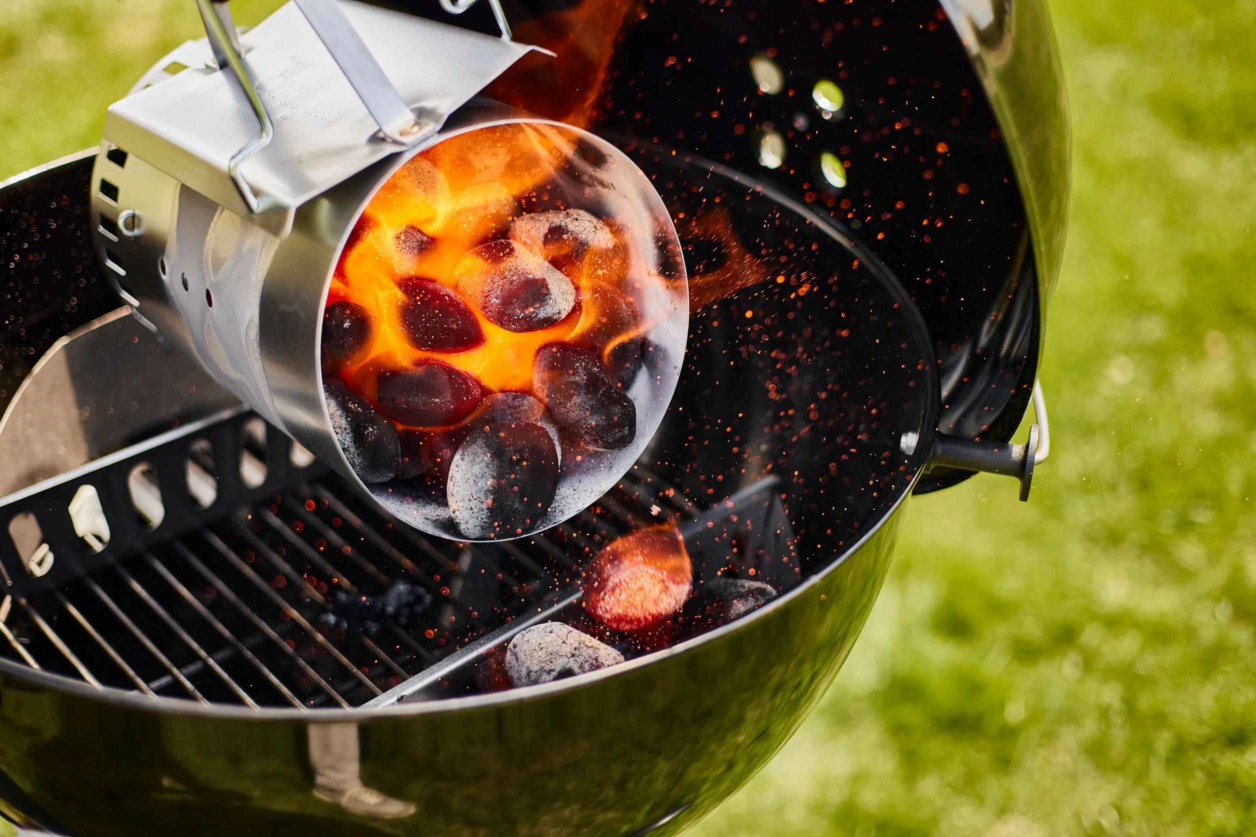 Weber Brykiet do Grilla z Skorupek Kokosowych (2kg Worek), Wydajny, do Długiego i Stabilnego Żaru, Idealny do Długiego Grillowania Mięsa, 100% Naturalny (18450)