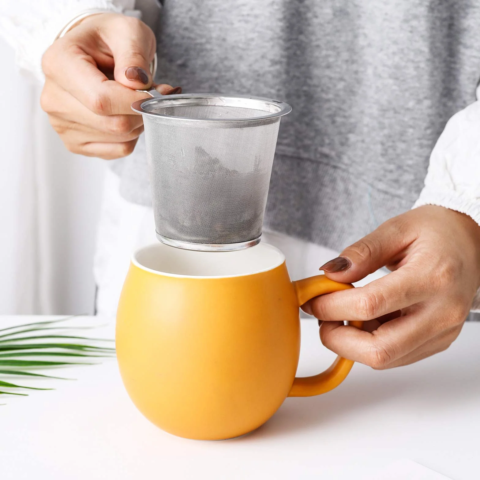 Yundu Porcelanowa filiżanka do herbaty 355 ml z zaparzaczem i pokrywką, kubek z pokrywką do stromenia, matowy żółty