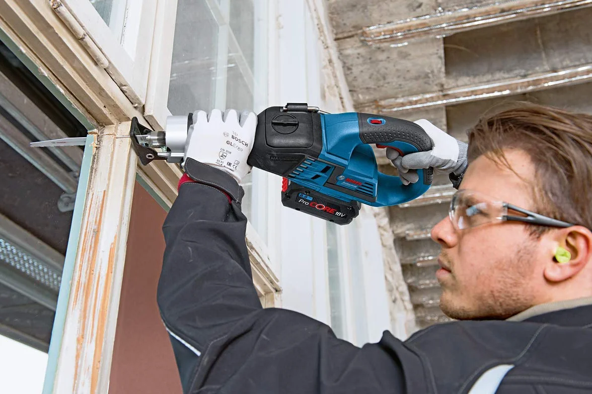 Bosch Professional Gsa 18V-32 Piła Szablasta, Czarny/Niebieski, ‎25,4 x 5,08 x 6,86 cm; 3,5 kg