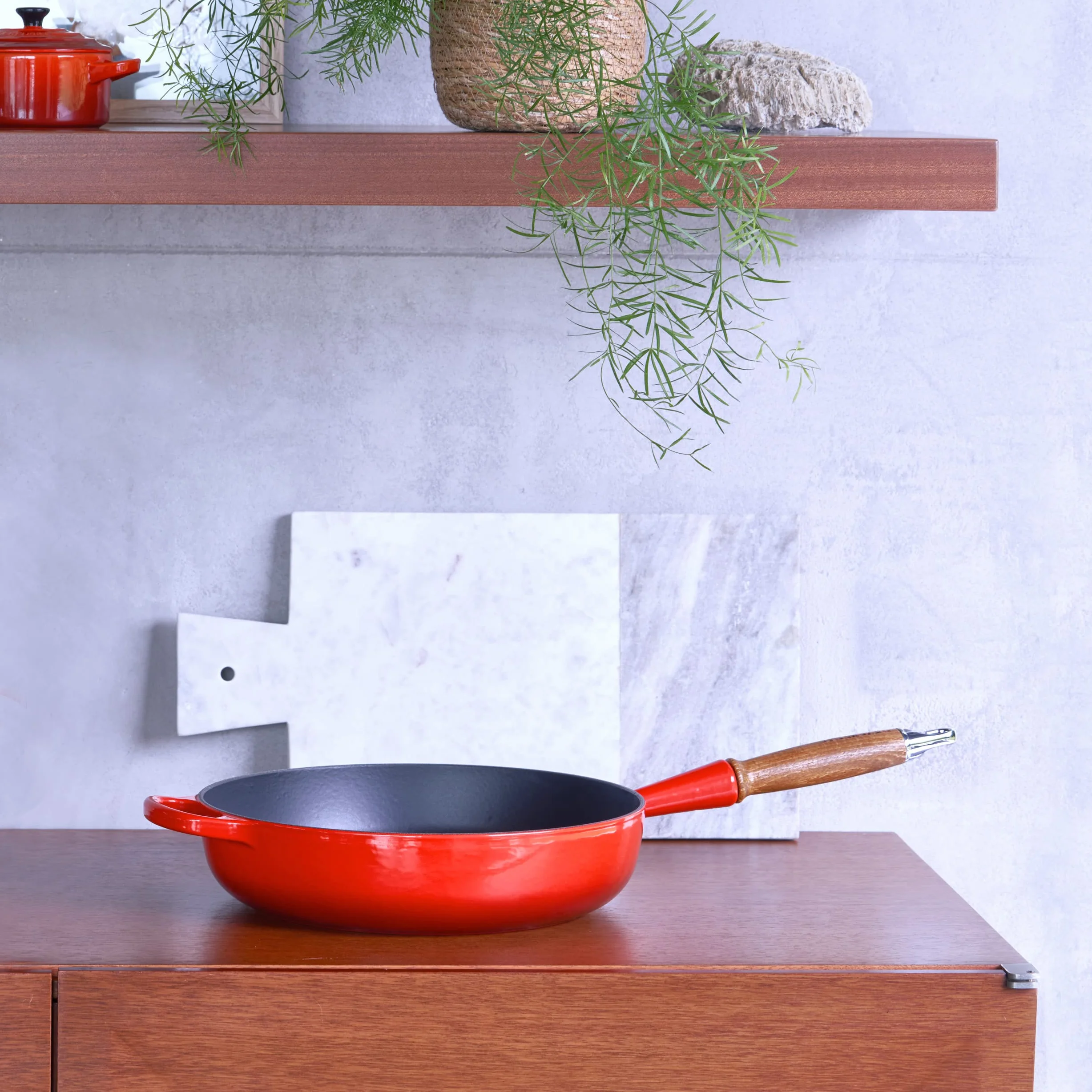 Le Creuset Signature Żeliwna Patelnia Saute z Drewnianą Rączką 28 cm Wiśniowa