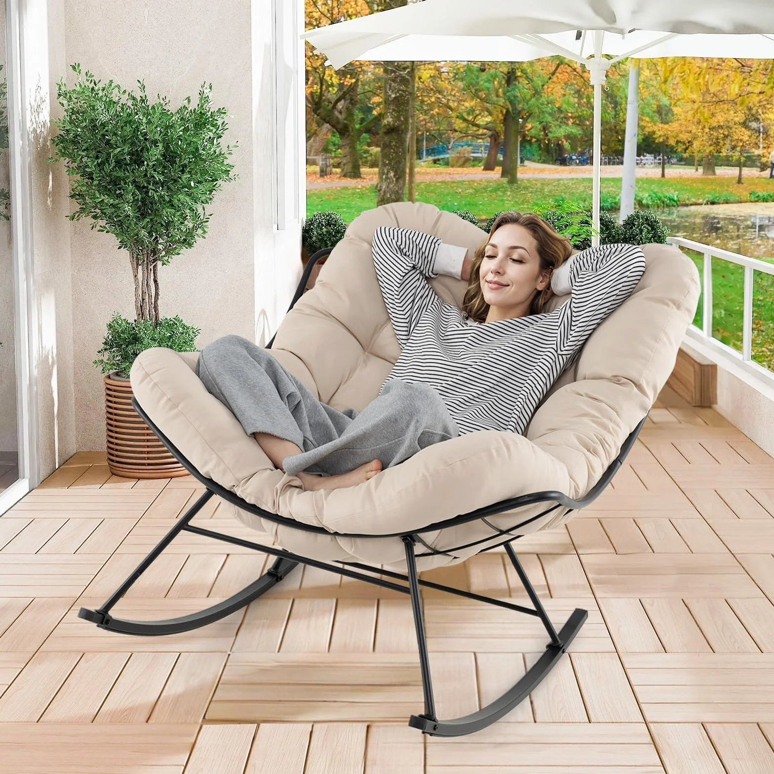 GIANTEX Duży fotel bujany, papasan w kształcie jajka z grubą poduszką, fotel bujany do wnętrz i na zewnątrz, obciążenie 205 kg, do ogrodu, na taras, szary, beżowy